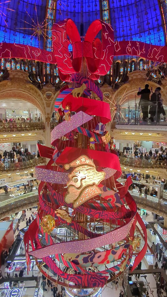 𝗣𝗮𝗿𝗶𝘀𝗧𝗮𝘆𝗼 𝗧𝗶𝗽: If you're shopping in Galeries Lafayette, their giant Christmas tree is now up.
And it has a one-minute show every hour, on the dot.
You're welcome. 😘
#paristayotours #parisforpinoys #parisforfamily #globalpinoys #filipinoguideparis