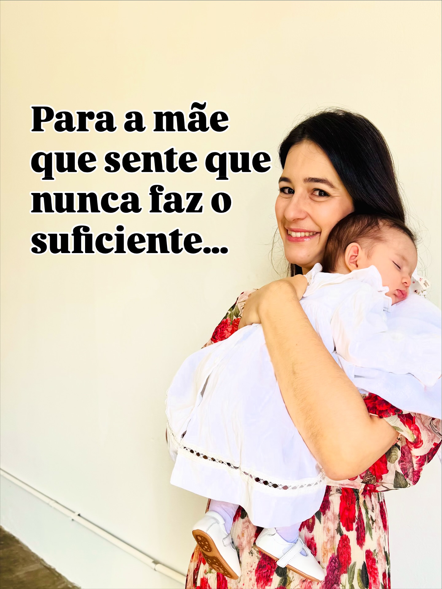 Ontem, conversando com uma amiga, ela me dizia o quanto estava se sentindo desanimada. Contou que tinha a sensação de não estar fazendo nada importante, de não dar conta de tudo aquilo que achava que deveria dar. Era roupa que nunca acabava, bagunça que parecia se multiplicar, e a mente… a mente parecia que ia explodir. Ela dizia que se sentia pequena, sem valor, como se nada do que fazia realmente importasse.
A gente conversou bastante. E, depois daquela conversa, fiquei pensando muito nela e em tantas outras mães que talvez sintam a mesma coisa. Por isso resolvi escrever este post.
Se você também se sente como a minha amiga, por favor, escute isso: o trabalho mais importante do mundo está sendo feito por você. Vale a pena. Vale muito a pena. Respire. Lembre-se.
A maior prova de amor que já existiu, o trabalho mais importante do mundo, o de Jesus na cruz, não foi bonita de se ver. Não teve brilho nem aplausos. Mas foi grandiosa. Ele dividiu a história.
Então, se hoje você se sente invisível, perdida ou pequena, não esqueça: o que você faz importa. Mais do que você imagina. Não deixe ninguém fazer você acreditar no contrário. E quero que saiba que você não está sozinha.
Envie para uma amiga.