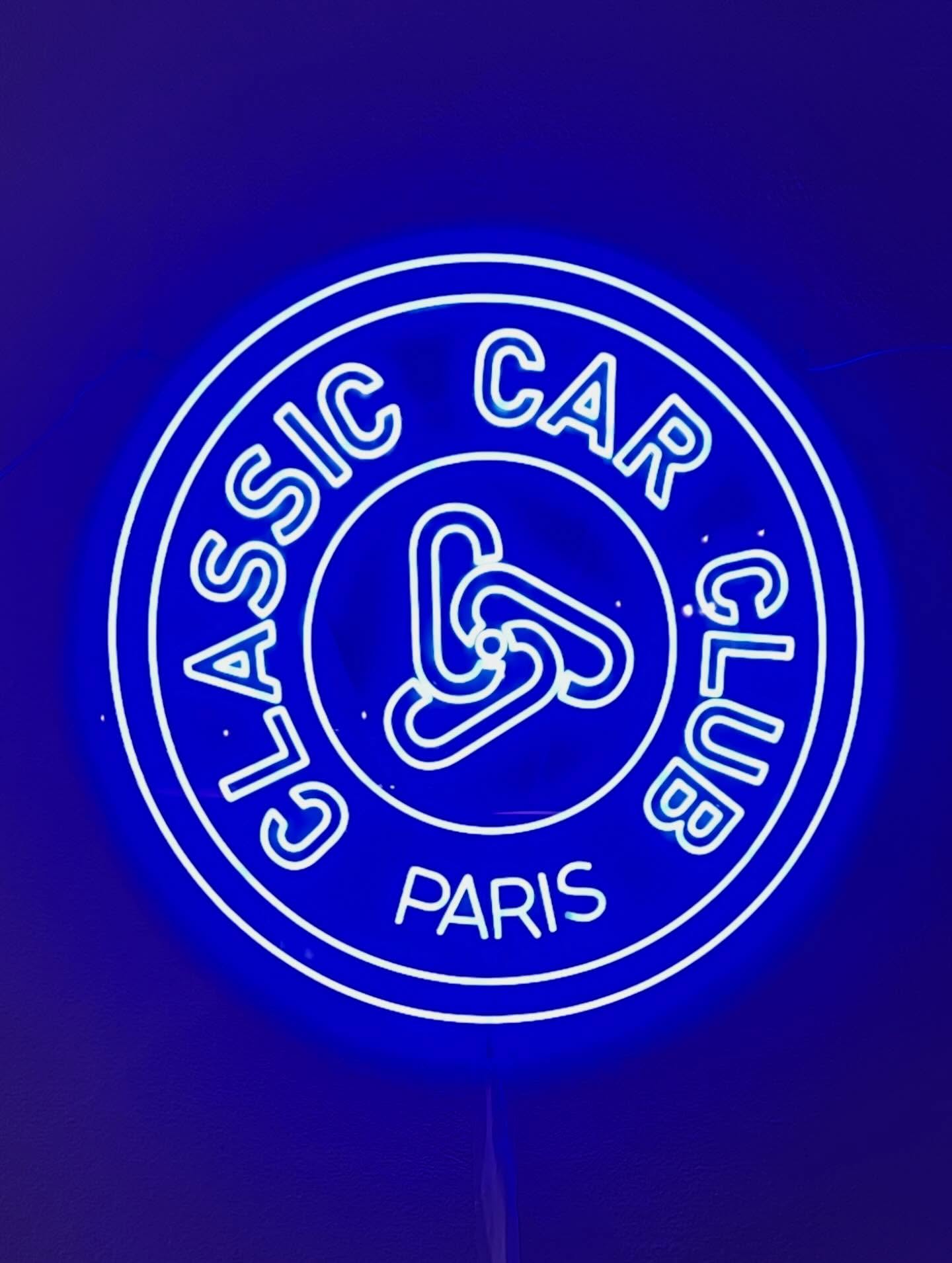 Le CLASSIC CAR CLUB PARIS a fêté ses 5 ans cette semaine avec une énorme soirée chez @eliandreautomobiles dans le 17eme 🪩🎂🎉🍾
Merci à tous nos amis, @gerry_blyenberg @francklebreton @francois.allain.officiel @fred_lfd @sandy_glt @philippe.medart , @schumacherboosters , nos membres, nos partenaires , nos clients d’avoir fait trembler les murs 🔊😍
🔥 Food court by @legardemangerstcloud
🍾 Open bar by @champagnecastelnau
🚗 Expo by @shelby_gentlemancar & R5 Turbo de @jean.ragnotti_officiel
🎁 Pack CCC by @brmchronographes
🪩 After Party by @nicolass_catania
Best team ever 😻 @judeyres
Classic’ment vôtre 🤩