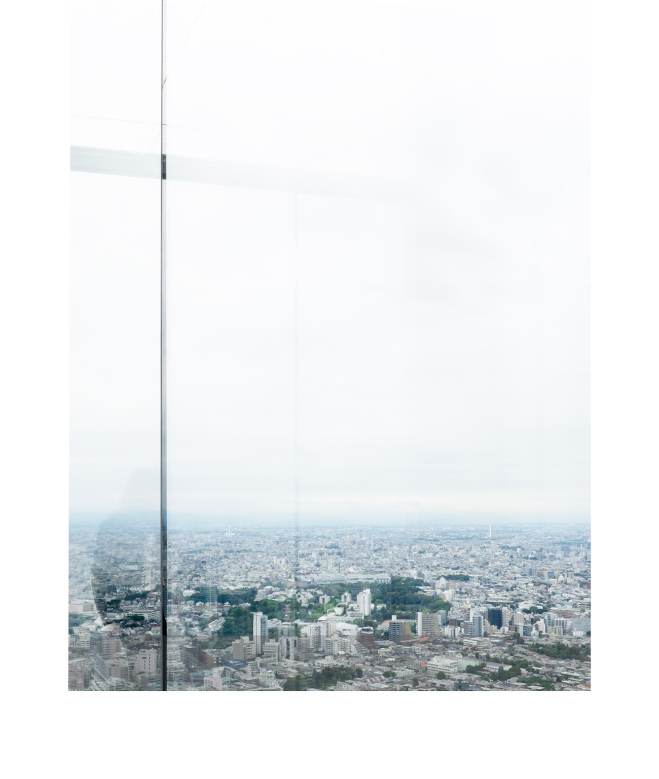 A place where the city’s margin comes into being. A landscape that exists only through the glass. On the axis of time, it moves not in the present but toward the future.
都市の余白。
個展のディテール
都市の余白をガラス越しにみる。
•
#minimalphotography #artphotography #tokyoartscene