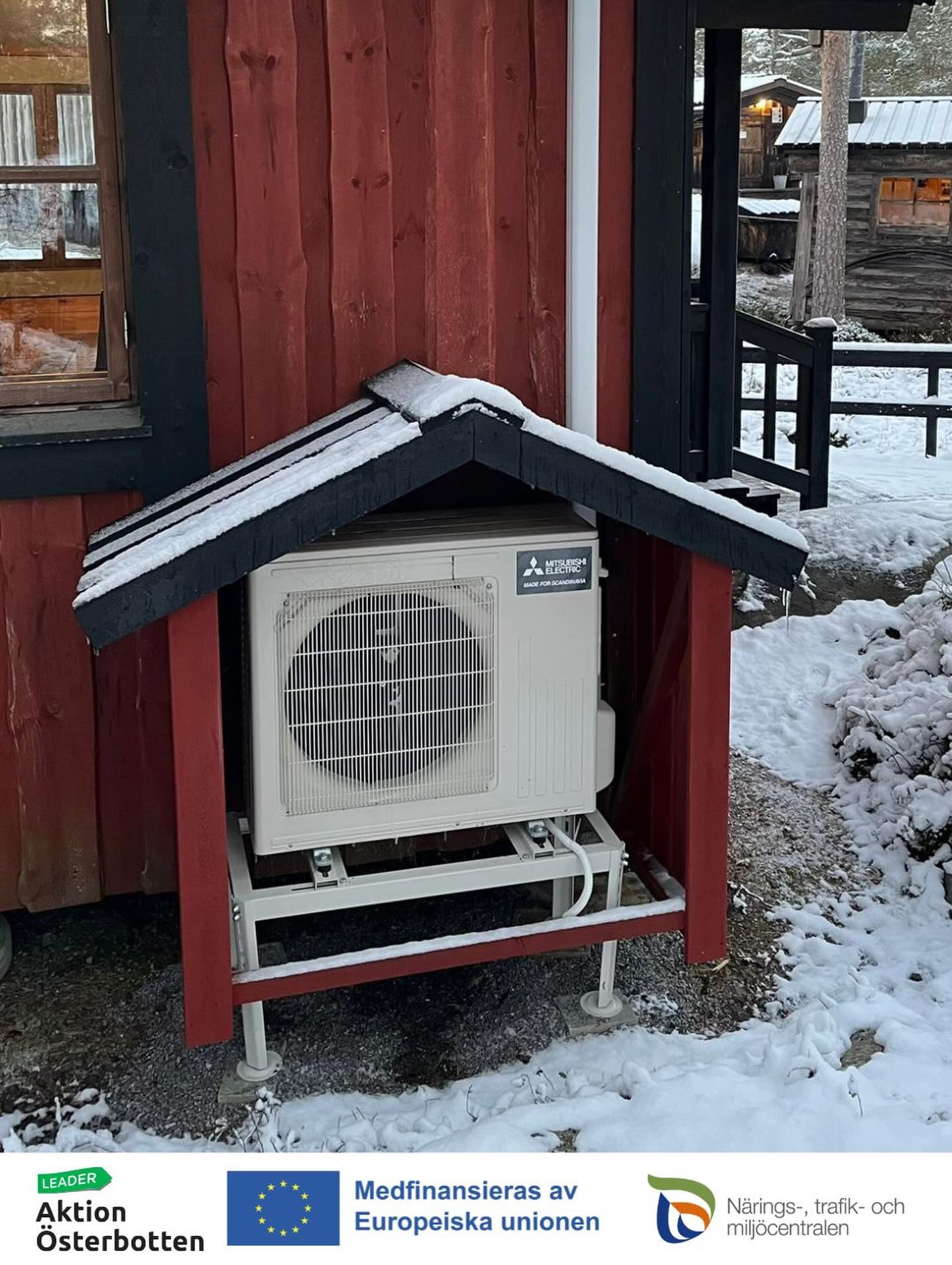 🇸🇪 I år byttes luftvärmepumpen till Nanoqs kyrka ut för att trygga byggnadens fortsatta användning. Kyrkan är en viktig del av museiområdet och används bland annat för guidningar av större grupper och det årliga evenemanget Julkyrka.
Projektet har genomförts med stöd från EU:s landsbygdsfond genom Leaderstöd från Aktion Österbotten och NTM-centralen. Ett varmt tack för understödet!
🇫🇮 Tänä vuonna Nanoqin kirkon ilmalämpöpumppu vaihdettiin rakennuksen jatkuvan käytön turvaamiseksi. Kirkko on tärkeä osa museoaluetta, ja sitä käytetään muun muassa suurten ryhmien opastuksiin sekä vuosittaiseen tapahtumaan Joulukirkko.
Hanke on toteutettu EU:n maaseuturahaston tuella Aktion Österbottenin ja ELY-keskuksen Leader-rahoituksen avulla. Lämmin kiitos tuesta!
🇬🇧 This year, the air-source heat pump in Nanoq’s Church was replaced to ensure the continued use of the building. The church is an important part of the museum area and is used, among other things, for guided tours of larger groups and for the annual event Christmas Church.
The project was carried out with support from the European Agricultural Fund for Rural Development through Leader funding from Aktion Österbotten and the ELY Centre. Warm thanks for the support!