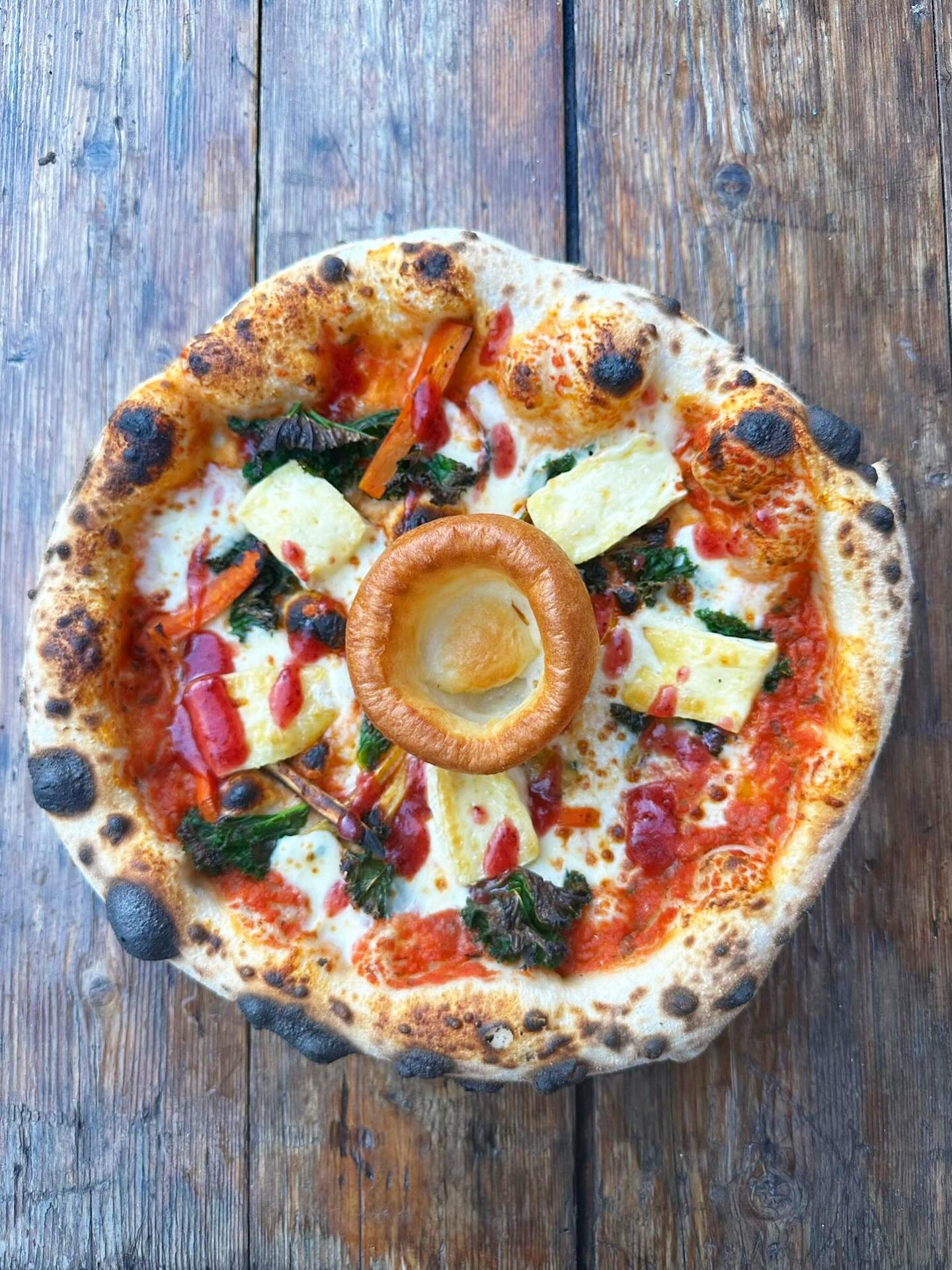Our Christmas Specials!
LEFT OVER CHRISTMAS DINNER
Tomato sauce, firo di latte, kale, maple roasted parsnips and carrots, leek and rosemary roasted chicken, pigs in blanket, cranberry drizzle,
Yorkshire pudding
Contains : gluten, milk, garlic, egg,
BRIE TO MY HEART (VG)
Tomato sauce, firo di latte, kale, maple roasted parsnips and carrots, brie cheese, cranberry
drizzle, Yorkshire pudding
Contains : gluten, milk, garlic, egg,
OUR TURKEY SURVIVED (VGN)
Tomato sauce, vegan cheese, kale, maple roasted parsnips and carrots, spicy N’ duja stuffing,
cranberry drizzle
Contains, barley, Wheat