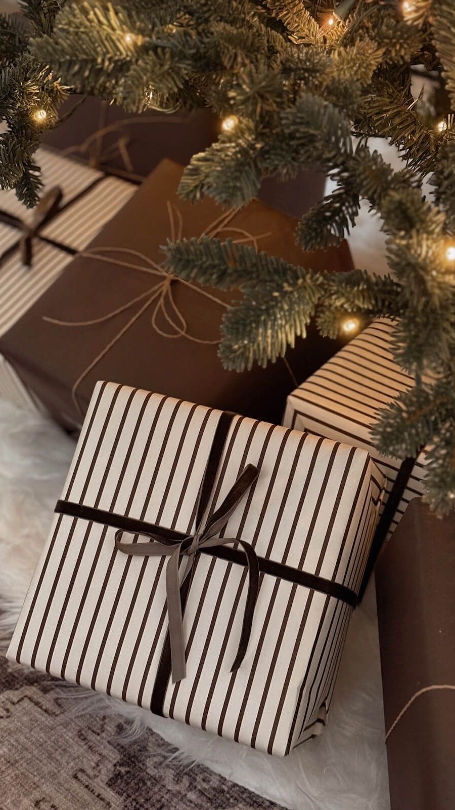 throwing it back to 2024⌠if I were to decorate this year Iâd definitely go for a chocolate brown vibe. đ bring on 2026! đ¤đ˝đ¤â¨
#christmastreedecorating #christmasdecor #openplanliving