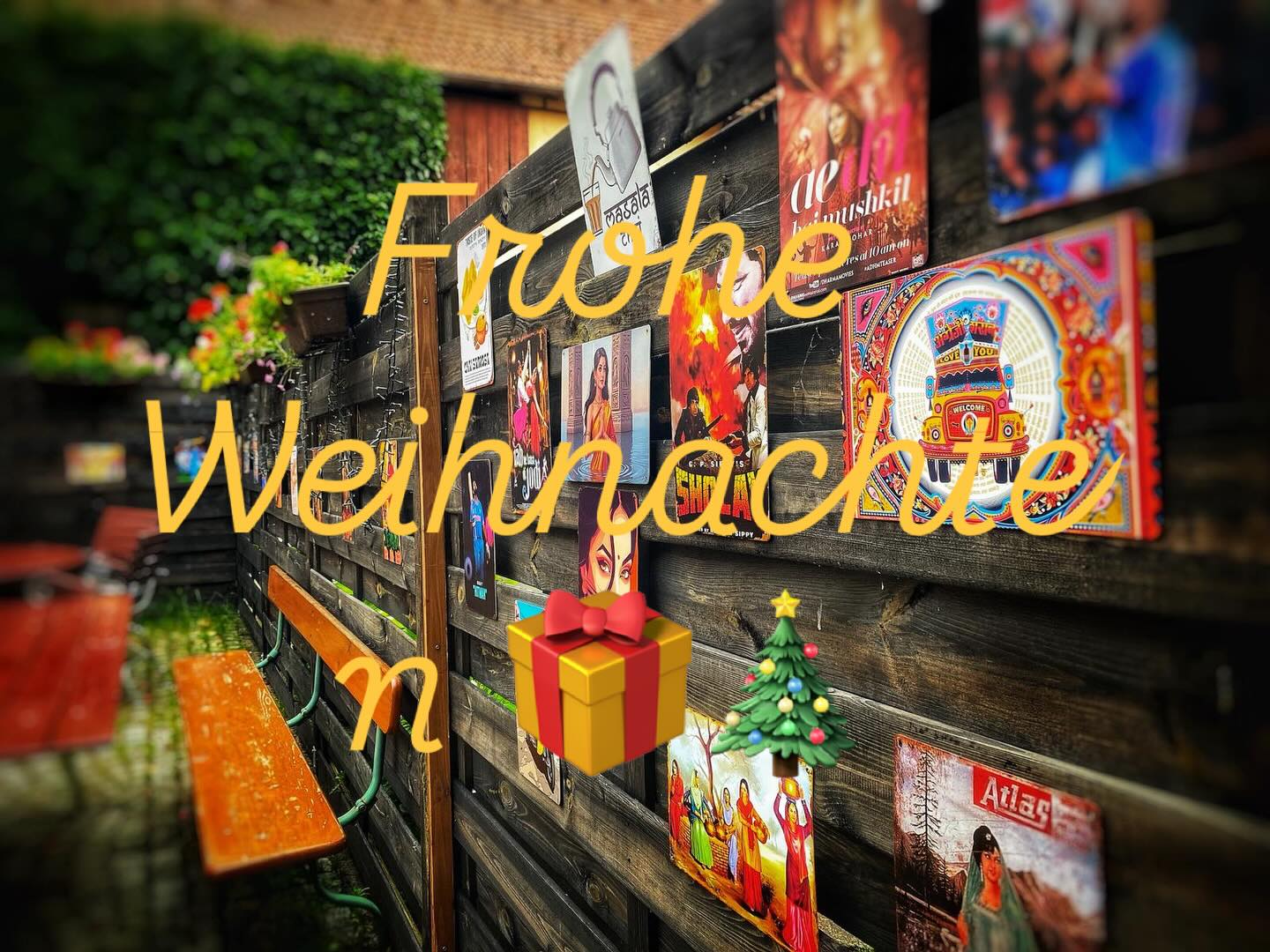 Wir wünschen euch Frohe Weihnachten!🎁🎄
Von der Wärme unserer Gewürze bis hin zu den Farben unserer Gerichte, danke, dass Sie mit uns ein geschmackvolles Jahr gefeiert haben.
Wir wünschen Ihnen eine festliche Zeit voller Freude, Liebe und tröstenden Mahlzeiten, die Ihr Herz erwärmen, genau wie indische Gastfreundschaft.
Bis bald für mehr Masala-Magie!👳🏻♂️🥘🦚