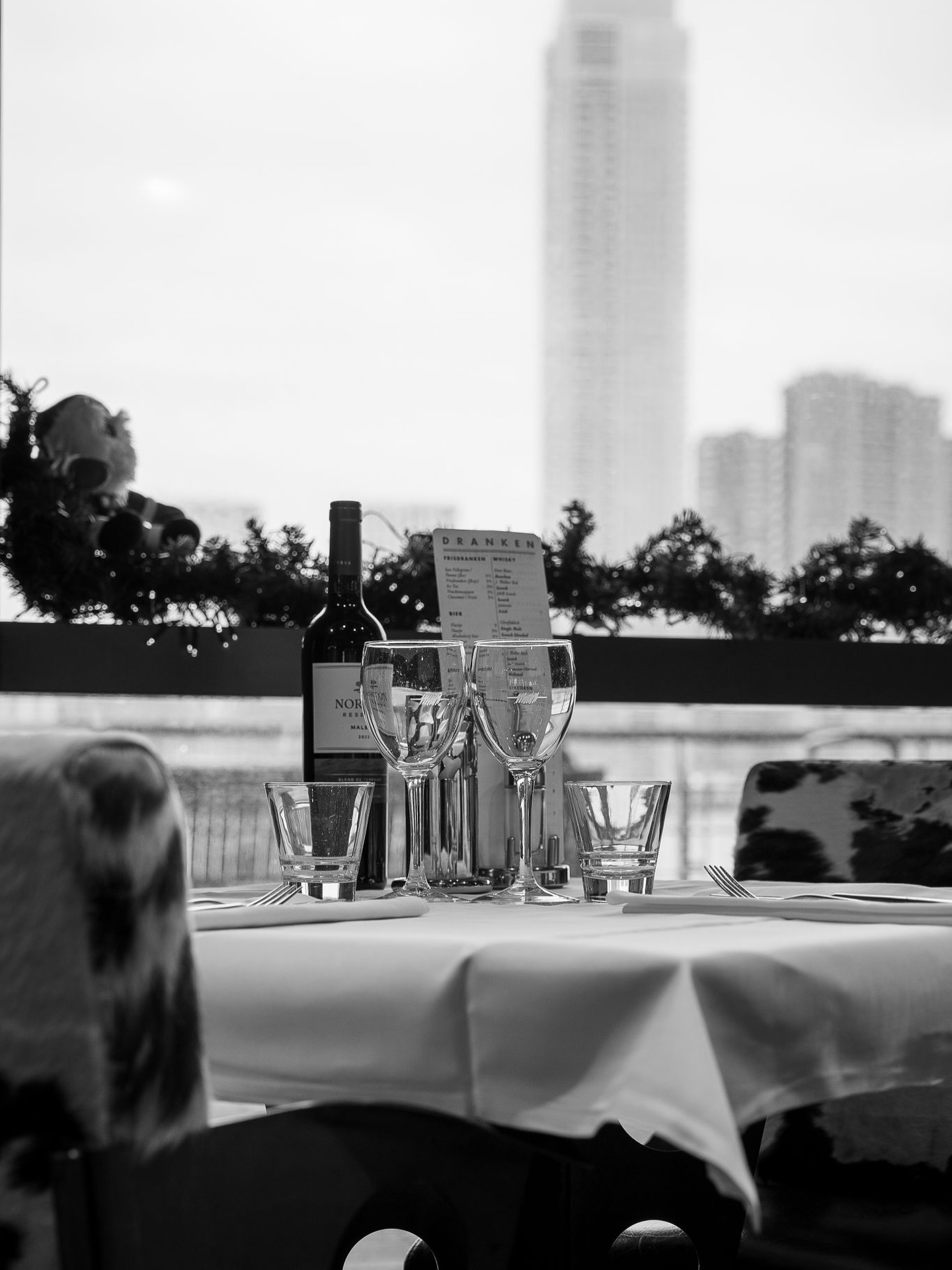 Happy New Year! ✨
Wat een jaar… en wat zijn we dankbaar.
Dank aan al onze gasten die ons wisten te vinden voor mooie momenten aan tafel en dank aan ons geweldige team dat elke dag weer alles geeft.
In 2026 blijven we doen waar we goed in zijn:
🔥 lekker grillen
🥩 topkwaliteit Argentijns vlees
🍷 mooie Norton wijnen
🤍 en vooral: samen genieten
We kijken ernaar uit om jullie ook dit jaar weer te mogen verwelkomen bij Gauchos Grill.
Proost op een smaakvol nieuw jaar! 🥂