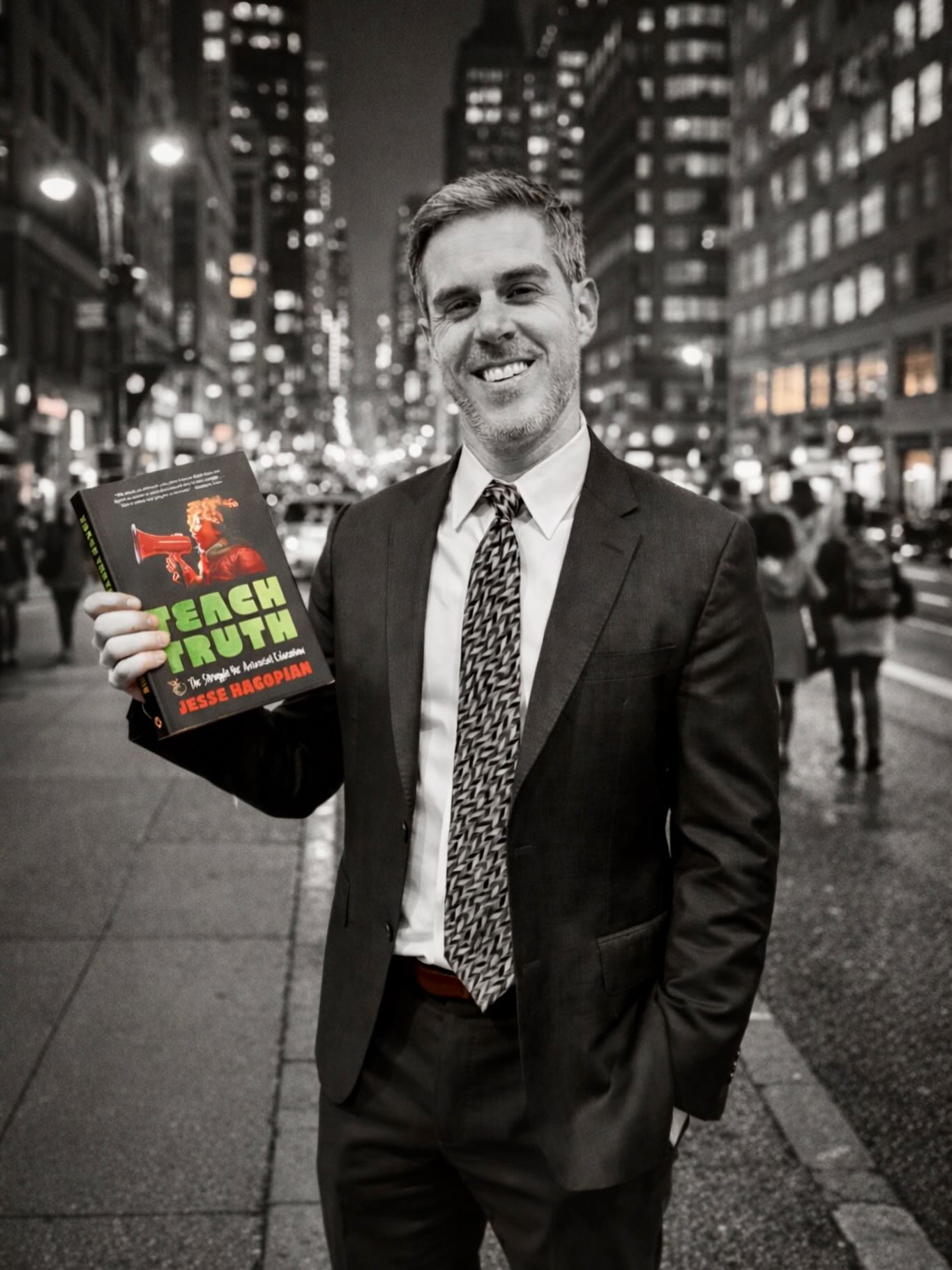 🔥My dear friend and teacher @jessehagopian destroys the facile arguments against anti-racist eduction, exposes who benefits from suppressing history and describes how teachers everywhere are organizing to defy censorship.🔥
➡️ As the brilliant Robin D. G. Kelley puts it: “Writing from the trenches, Jesse Hagopian has given us a brilliant, incisive account of how we arrived here and a fearless field guide for how we fight back and reclaim education, truth, and democracy. They will ban this book; we must resist. There is more at stake than curriculum. We have a world to win.” ⬅️
→ Get Yours, Google🔎💻: “Haymarket teach truth”