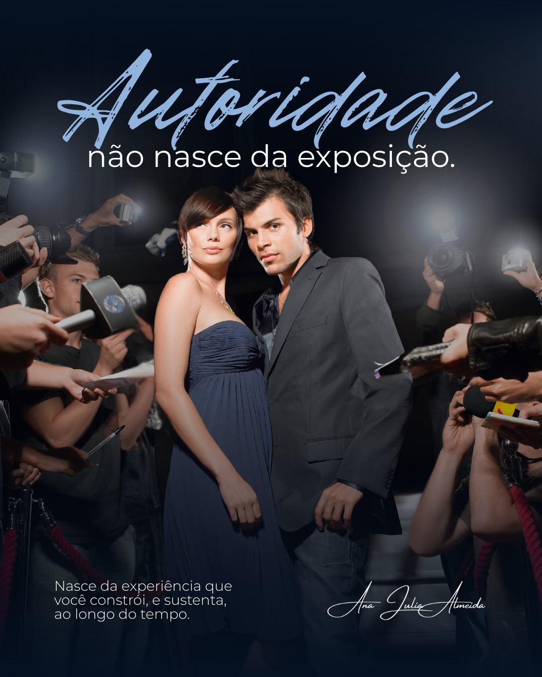 Autoridade não nasce da exposição. Nasce da experiência que você constrói, sustenta e repete ao longo do tempo.
Vivemos em uma era que confunde aparecer com existir e visibilidade com relevância. Quanto mais alguém se mostra, mais acredita que será reconhecido. Mas autoridade não responde à lógica do excesso. Ela responde à lógica da coerência. Não é o volume de luz sobre você que constrói autoridade, é a consistência do que permanece quando os holofotes se apagam.
A exposição chama atenção. A experiência constrói memória.
E é da memória que nasce o respeito. Pessoas verdadeiramente autoritativas não precisam se explicar o tempo todo nem reforçar sua importância a cada aparição. Elas são reconhecidas pela sensação que deixam, pelo nível da conversa que instauram e pela segurança silenciosa que sustentam mesmo sob observação.
A Dieta da Autoridade existe para reeducar essa lógica. Ela não ensina a aparecer mais, ensina a pesar mais. Ensina que presença não se improvisa, se constrói. Que autoridade não é performance, é repetição coerente de escolhas alinhadas.
Exposição sem experiência gera ruído. Experiência sem coerência gera descrédito.
Autoridade nasce quando aquilo que você entrega confirma, sem esforço, tudo aquilo que você comunica.
#ADietaDaAutoridade #PresençaÉPoder #AutoridadeSilenciosa #BrandingPessoal #AnaJuliaAlmeida #Posicionamento #ValorPercebido