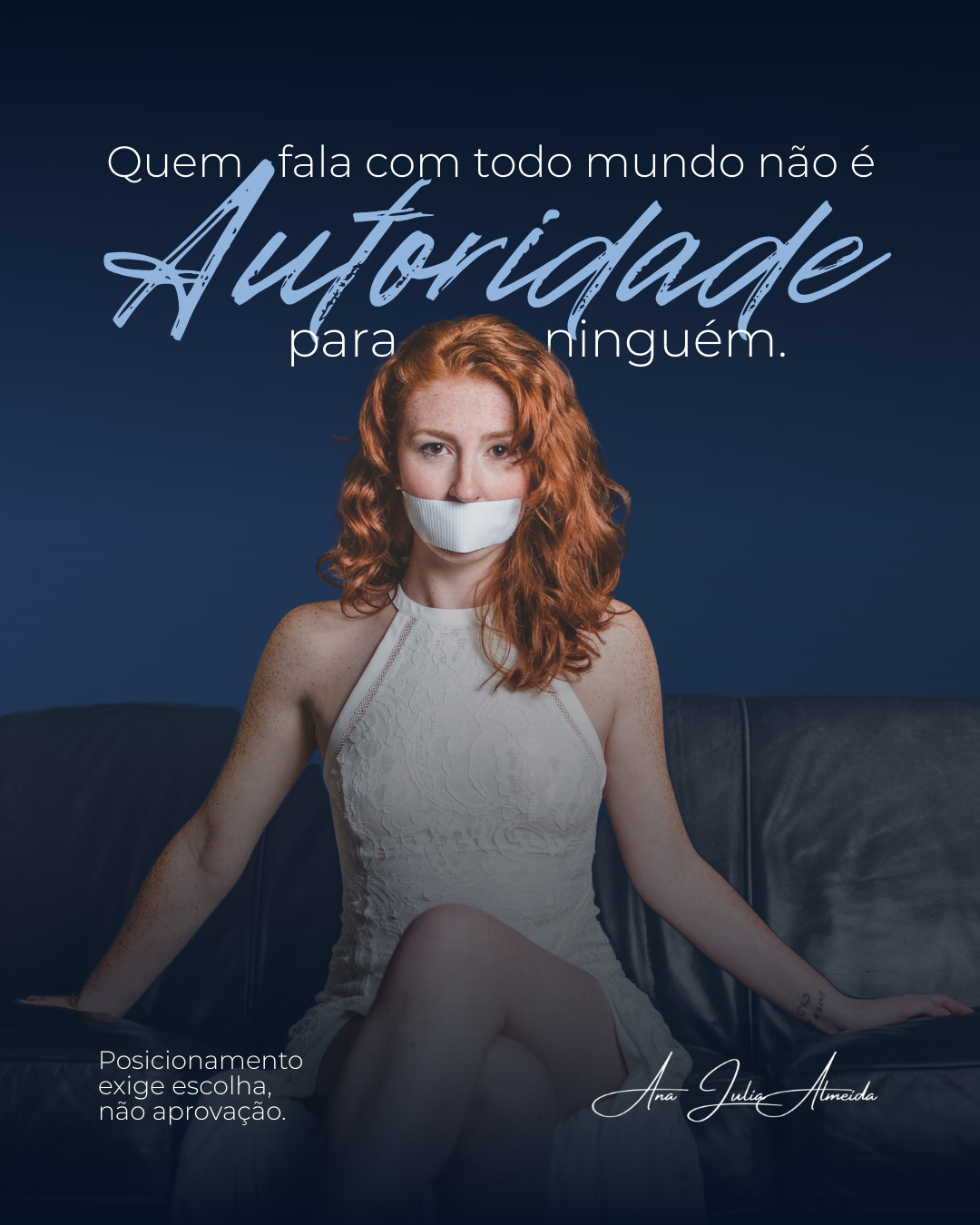 Quem fala com todo mundo não é autoridade para ninguém.
Esse é um dos maiores desconfortos de quem deseja construir autoridade de verdade. Porque, em algum momento, torna-se inevitável aceitar que posicionamento exige escolha. E toda escolha implica renúncia. Renúncia de aplausos fáceis, de concordância automática e da ilusão de aceitação universal.
O desejo de agradar a todos costuma nascer do medo de desagradar alguém. Mas autoridade não floresce no terreno da aprovação constante. Ela nasce quando você sustenta uma opinião mesmo sabendo que ela não será confortável para todos. Quando você aceita que nem todos precisam gostar de você para que o seu trabalho seja respeitado.
Falar com todo mundo dilui a mensagem. Ajustar o discurso para não incomodar enfraquece a presença. Quando você tenta caber em todos os espaços, acaba não ocupando nenhum com profundidade. Autoridade exige nitidez. Exige contorno. Exige limites claros.
A Dieta da Autoridade não ensina a comunicar mais, ensina a comunicar melhor. Ensina que não é sobre aumentar o alcance, mas sobre aumentar o peso da sua voz. E isso só acontece quando você para de pedir permissão para existir profissionalmente.
Posicionamento não é aprovação. É escolha consciente. E toda escolha forte constrói respeito.
#ADietaDaAutoridade #Posicionamento #Autoridade #BrandingPessoal #PresençaEstratégica #AnaJuliaAlmeida