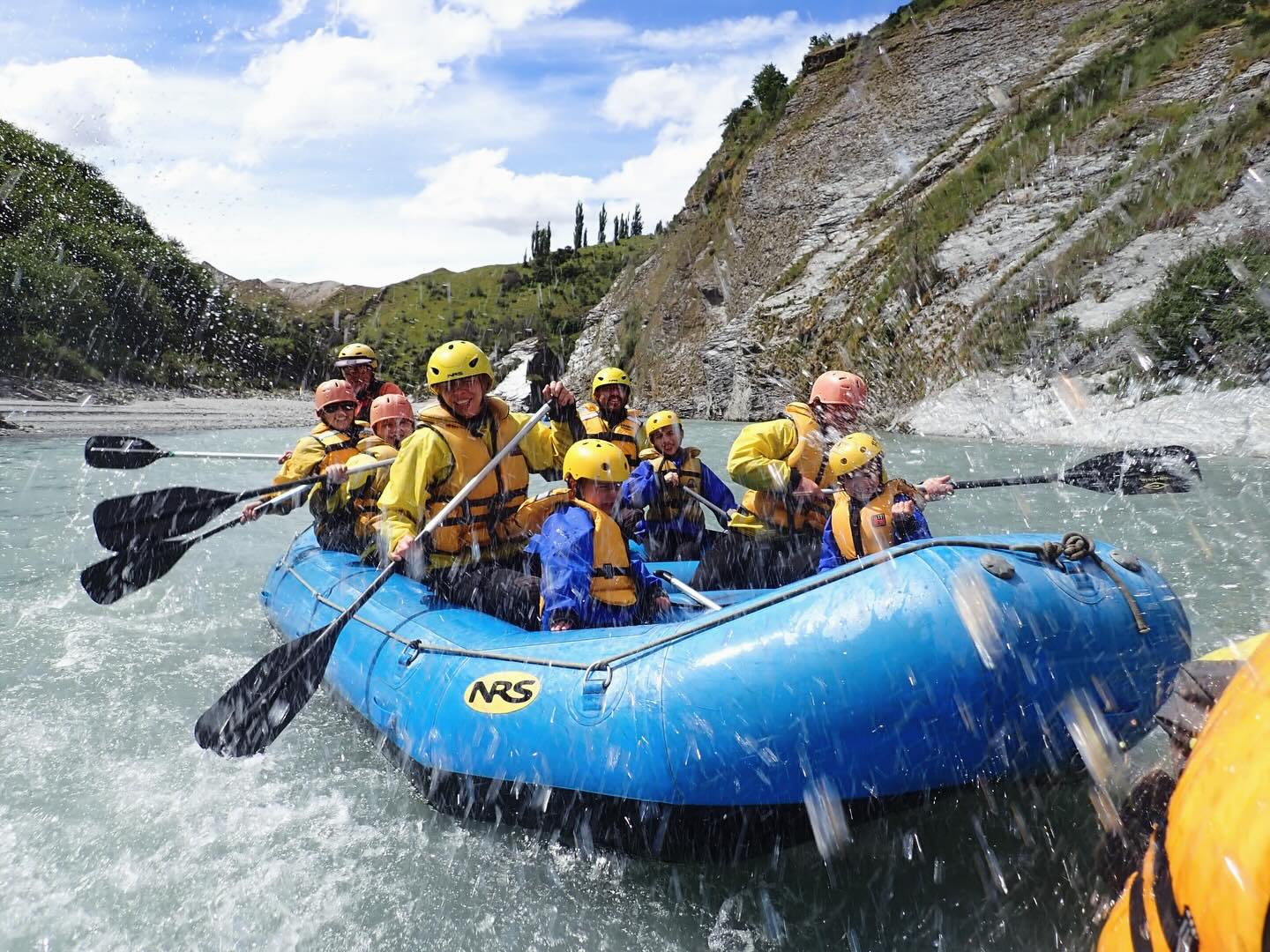 Hot summer days done right! 😎
Explore the Shotover River and cool down in the summer heat! Bookings and availability via www.familyadventures.co.nz or WhatsApp +64 22 046 0732
#Queenstown
#FamilyAdventures
#NZ
#Rafting
#Summer