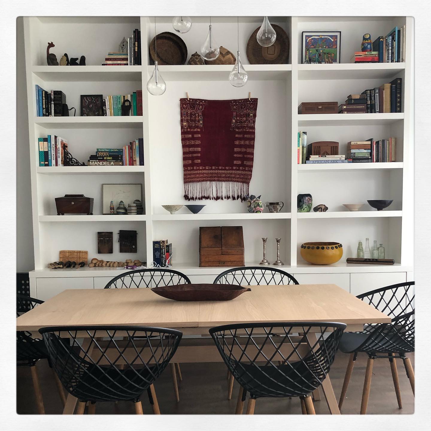 Nothing like a great custom built-in to organize and display one’s beautiful treasures.
#desgin #rethinkyourspace #cb2 #eq3 #interiordesign #custombuilt #torontodesigner #smallspaceliving #luxurylifestyle #luxuryhomes #torontorealestate #condolife