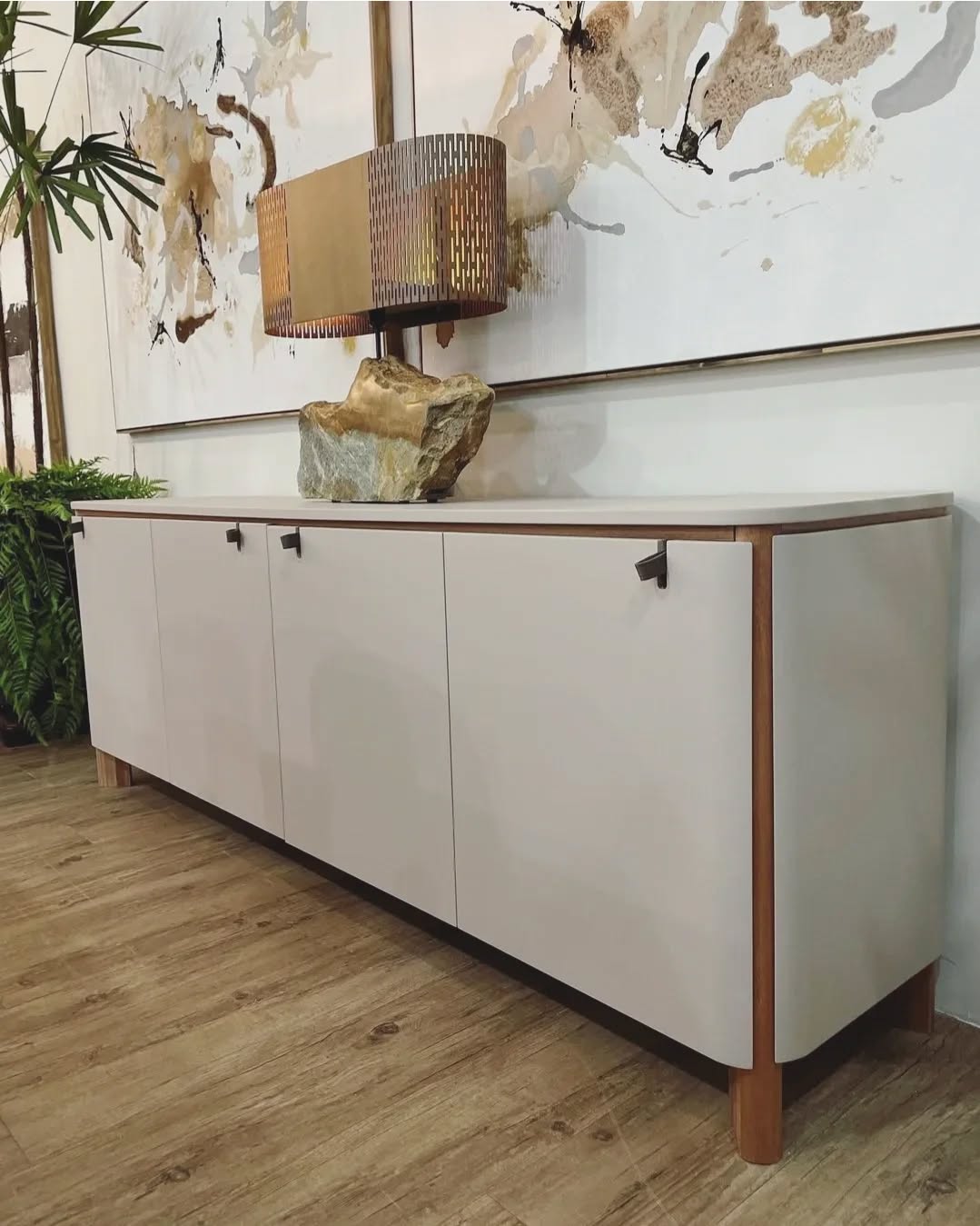 buffet SONETO
pés em madeira de jequitibá maciça
acabamento em microtextura fosca
Design por @ampezzanmaciel.design
Coleção Bossa Nova
De Lavie Decor
#delaviedecor #decor #design #moveiscomdesign #moveisdemadeira #buffetmovel #mueblescondiseño #furnituredesign
