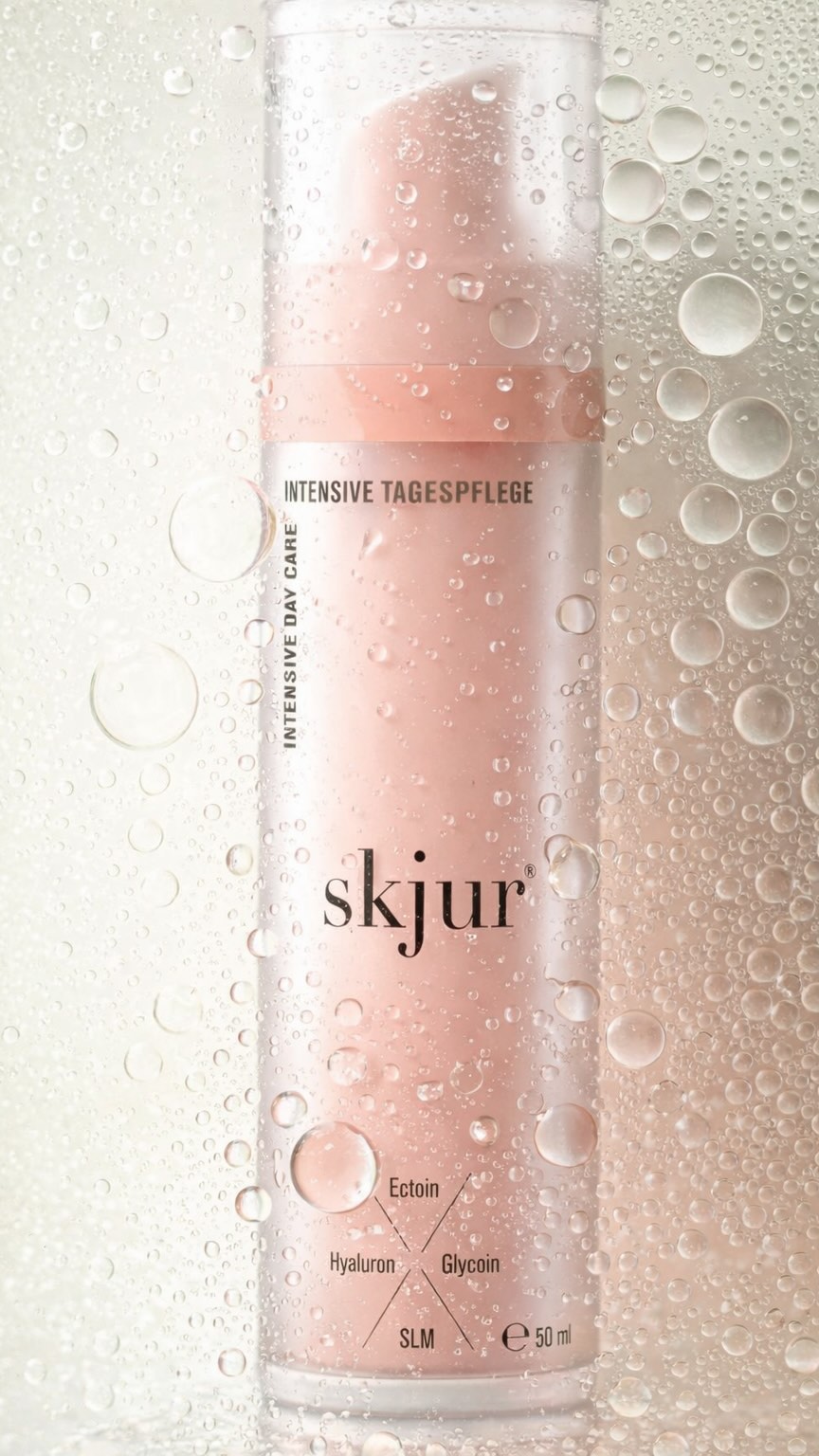 Wusstest du, dass ECTOIN deine Hautzellen aktiv schützt? Nutzt du das schon für deine tägliche Skincare-Routine.
Ectoin ist ein sogenannter Extremolyt…gebildet von Mikroorganismen, die selbst unter extremsten Bedingungen wie Hitze, Kälte oder Salz überleben. Genau diese Schutzkraft nutzt unsere skjur® Pflege für deine Haut.
💧 stärkt die natürliche Hautbarriere
🛡 schützt vor Umwelteinflüssen
✨ bewahrt Feuchtigkeit nachhaltig
🌿 ideal für sensible & gestresste Haut
Das Ergebnis: spürbar ruhigere, widerstandsfähigere und sichtbar gesunde Haut -jeden Tag.
#ectoin #skjur #skincareliebe #gesichtspflege #hautbarriere sensitiveskin hautgesundheit