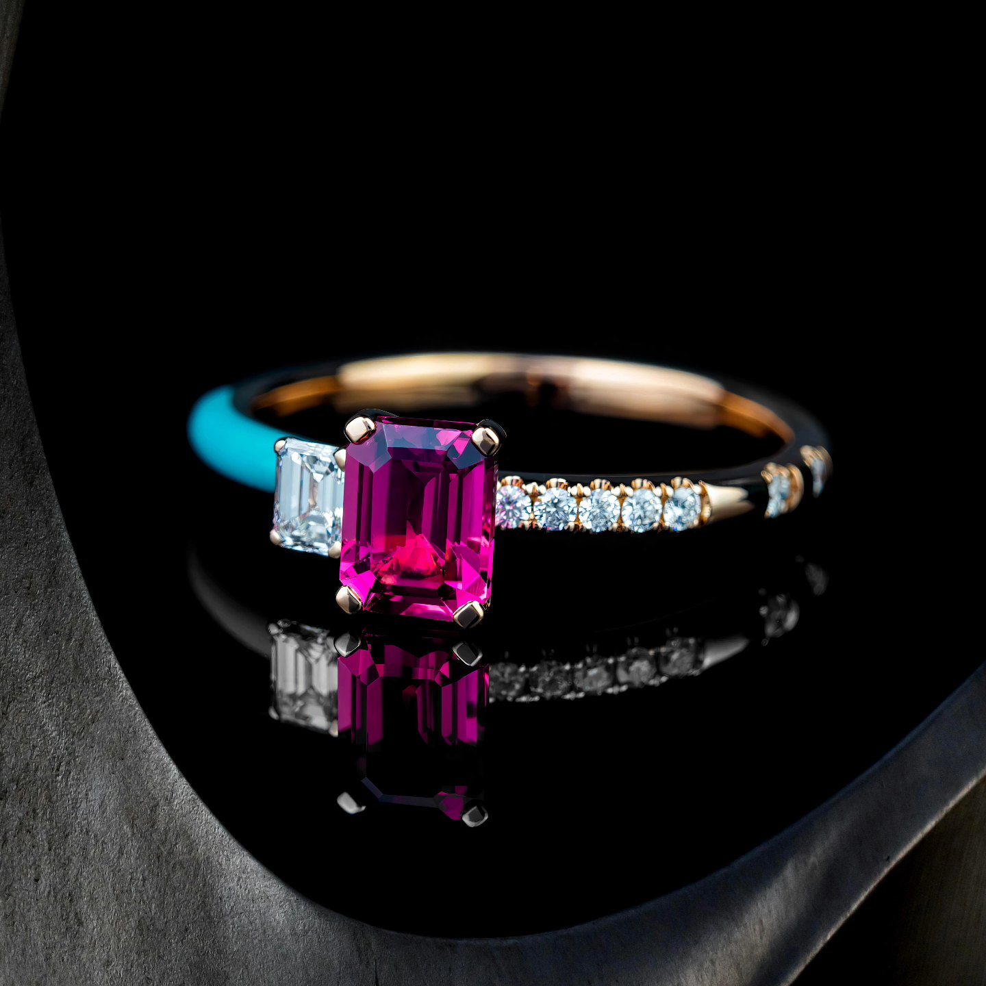 Simply edible! The 'delicious' contrast of #Rubellite Tourmaline and Turquoise ceramic on natural diamonds is simply irresistible with this 18K 'mix & match' ring design from @alahmarjewelry
#ALAHMAR #craftedtostandout #diamond #jewelry #UAE #Sharjah #Dubai #WJME #watchjewelleryshow #WJME54 @watchandjewelleryshow www.alahmar.co