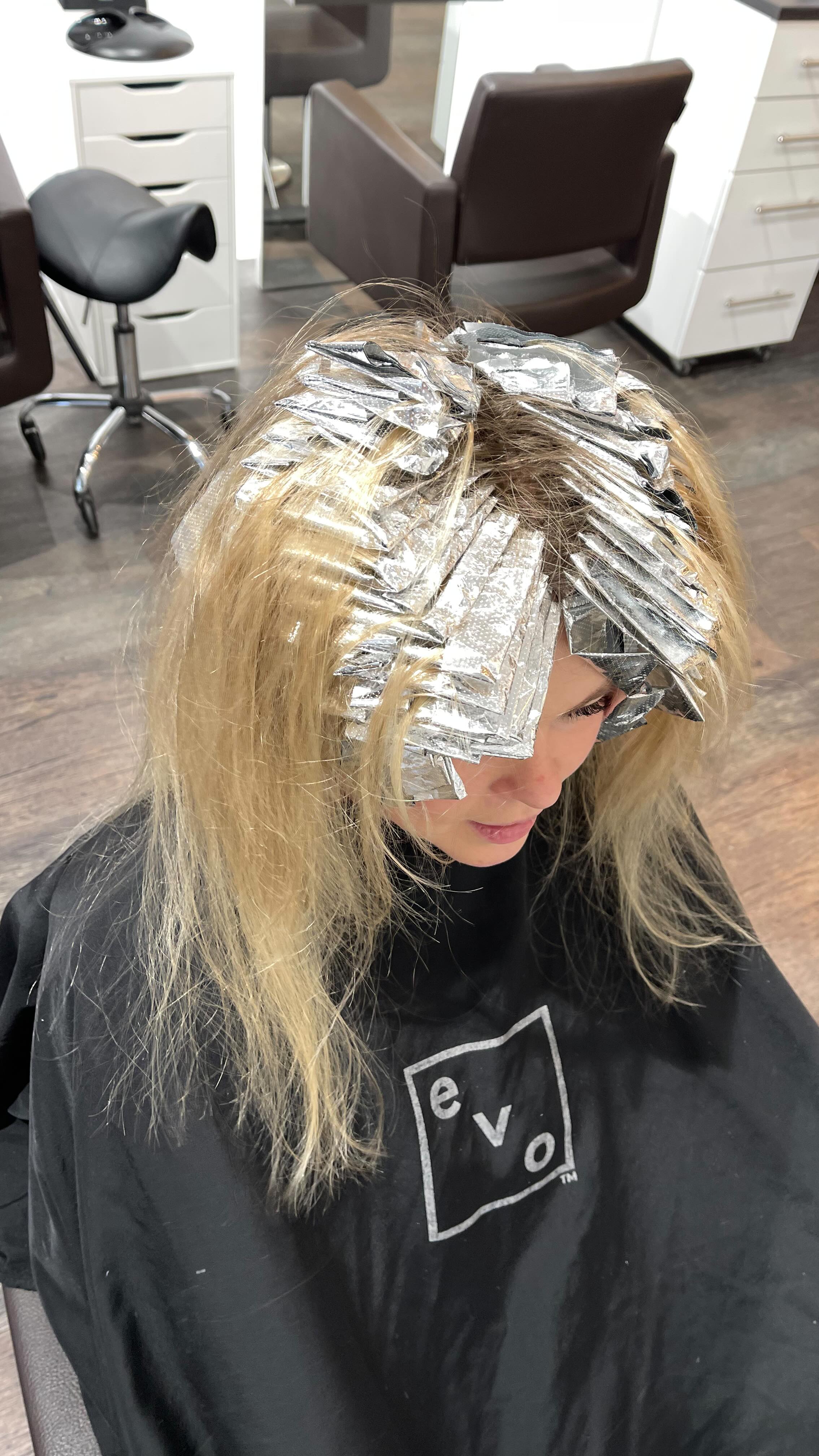 Blond Liebe ✨
——
„So blond wie möglich“ – diesen Wunsch hören wir ständig.
Aber bevor wir loslegen, ist mir eins am allerwichtigsten: die Beratung.
Denn perfektes Blond ist nicht nur eine Farbe, sondern ein Zusammenspiel aus Erwartungen, Pflege & Alltag ✨
Deshalb frage ich immer zuerst:
• Wie oft möchtest (oder kannst) du zu mir kommen?
• Wie sieht deine Pflegeroutine zu Hause aus?
Nicht jedes Blond passt zu jedem Lifestyle – und das ist völlig okay!
Mein Ziel ist ein Blond, das zu dir, deinem Haar und deinem Alltag passt.
Gesund, langlebig und schön – nicht nur am ersten Tag.
Blond ist Liebe. Aber gesunde Blond-Liebe ist noch besser ✨
Möchtest auch du dein Traumblond? Dann schreib mir gerne und wir sprechen darüber 🤍
——
#blondehair #balayage #friseurdüsseldorf