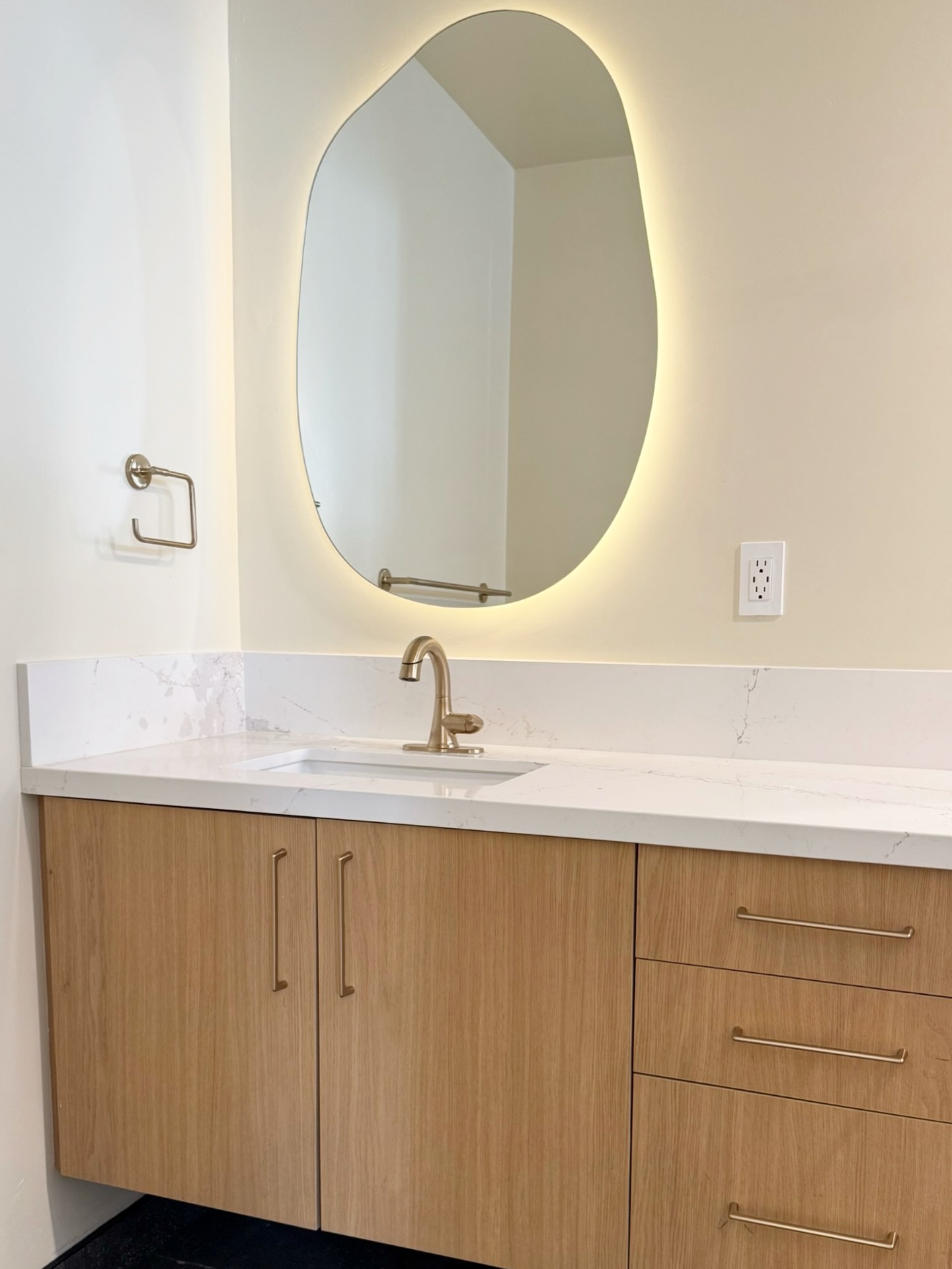 Floating Vanity. Warm laminate. Clean lines. Modern perfection 💛.
#vanitygoals #bathremodel #bathroomdesıgn
