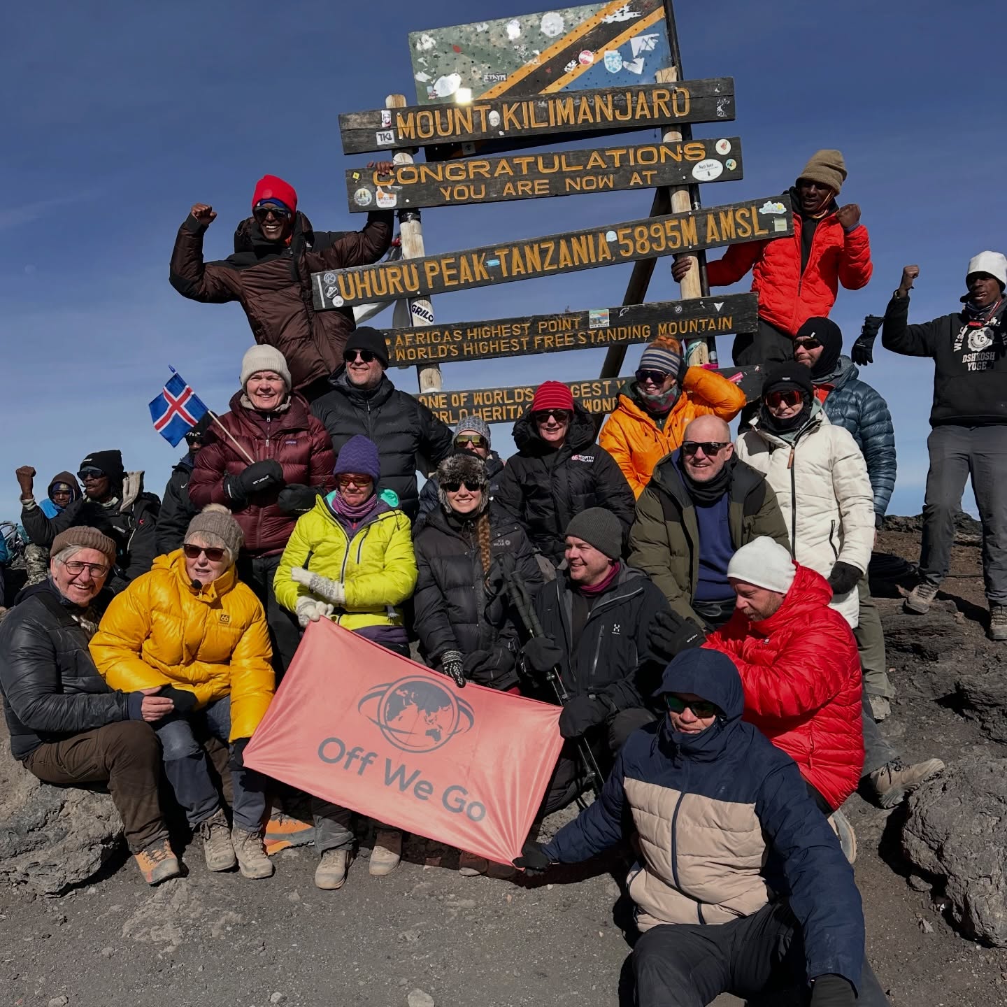 Norðurslóð Kilimanjaro. Það var 16 manna hópur frá okkur sem toppaði Kilimanjaro í morgun. Það er ekki sjálfgefið að koma öllum á toppinn. En með því að fara Norðurleiðina þá ertu að fá bestu mögulegu hæðaraðlögunina, mestu líkurnar á að toppa tindinn og þar fyrir utan fallegasta gönguleiðin með 360 gráða útsýni á fjallið. Hópurinn toppaði líka Cathedral Point 3.872m sem er móðir Kilimanjaro, Lawa Tower 4.600m, Gilimans’s Point 5.681m, Stella Point 5.756m og Uhuru Peak 5.985m. Til hamingju öll með frábæran árangur, þetta er ekki auðvelt þar sem einungis er 45% súrefni á toppnum 🇹🇿💙