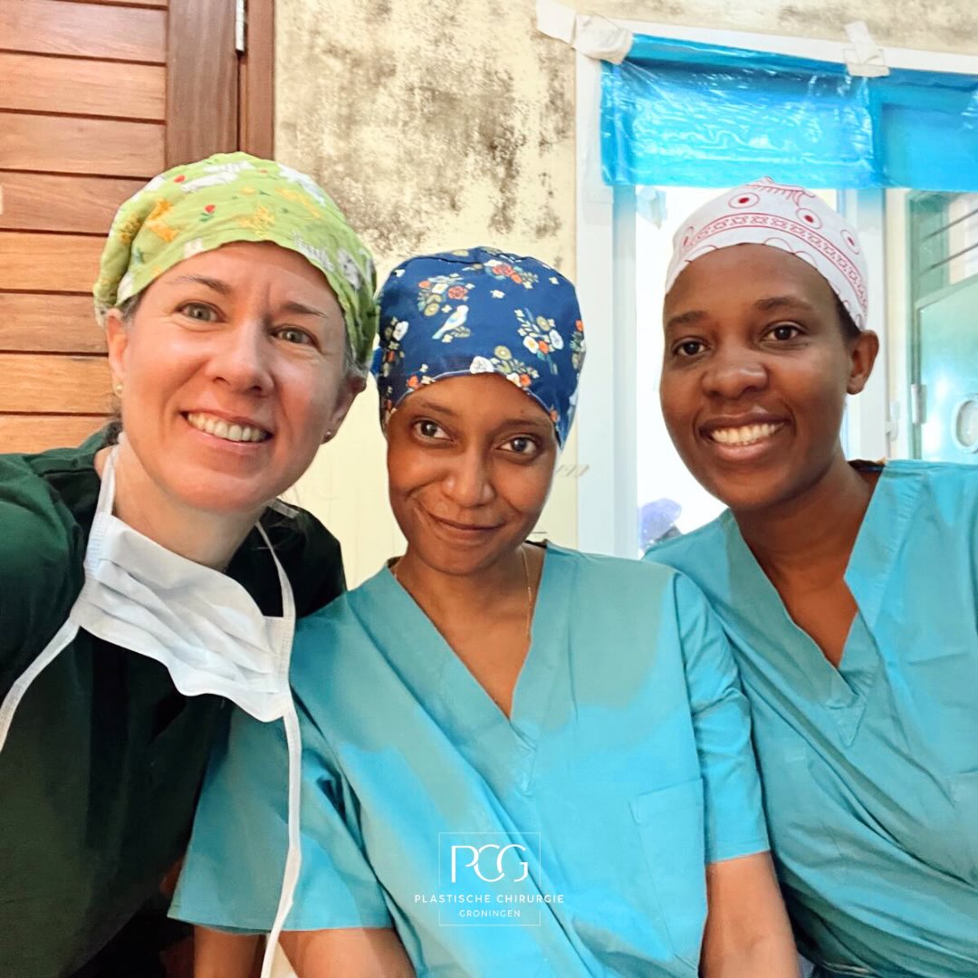 Dr. Tempelman is de komende 2 weken in Tanzania! 🇹🇿
Samen met lokale collega’s opereert zij via Stichting Interplast Holland, met speciale aandacht voor kinderen met brandwonden aan de handen.
Door samen te opereren en kennis te delen, zorgen zij niet alleen voor goede zorg nú, maar ook voor blijvende zorg in de toekomst 🙏🏽✨