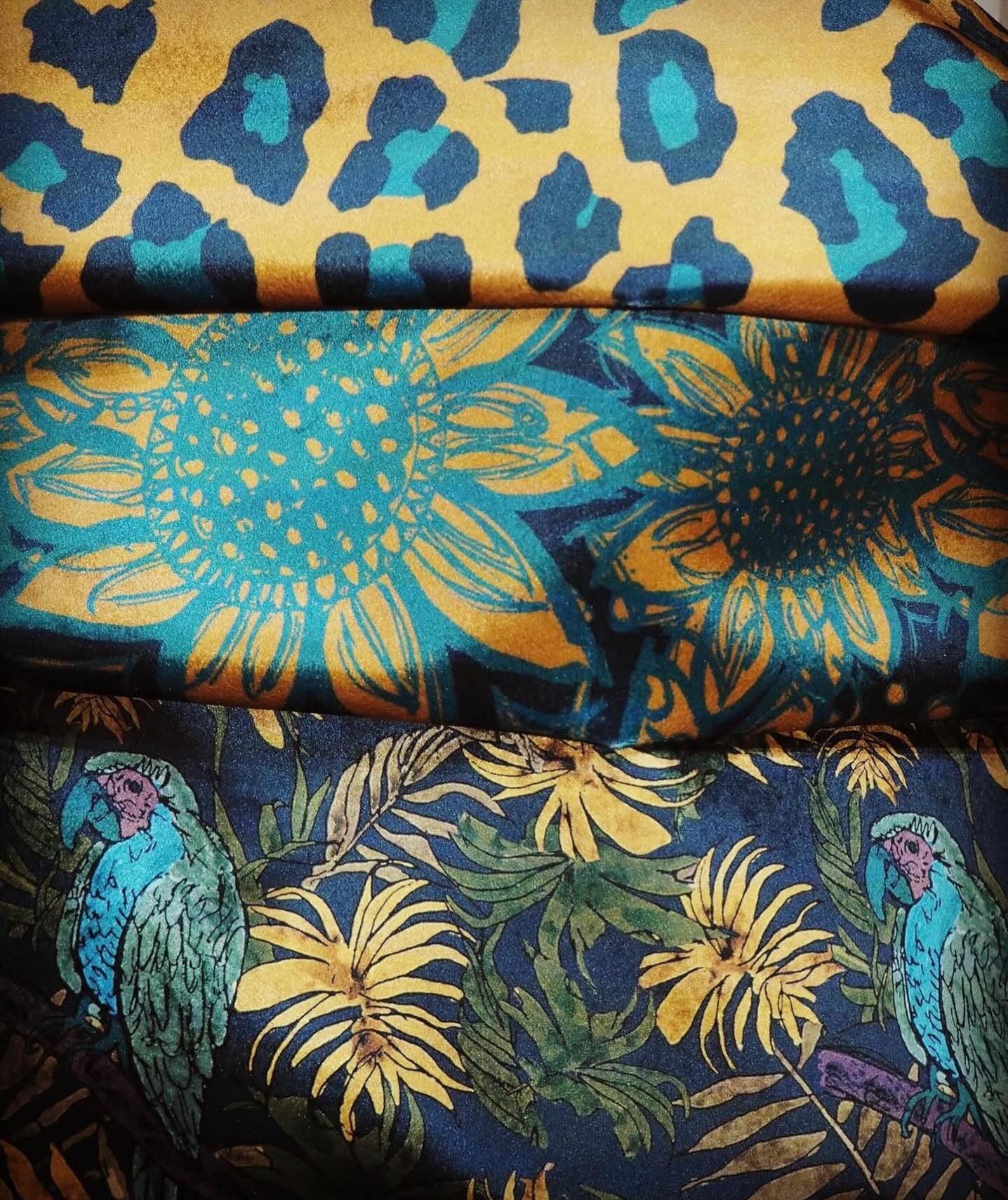 A little throwback to my Tropicana Darkness collection from 2020. Where inky midnight blues meet gold and teal leopard prints, bold florals and those moody tropical parrots that feel like they belong in a secret jungle at dusk.
And yes… they’re still available to order, printed on a soft Eco velvet.
A luxe feel, conscious choice, maximum impact.
Perfect for statement cushions, upholstery, or a bold lampshade that completely transforms a room.
Samples and Metres available to order.
Link in bio.
#TextileDesign #Tropicana #RecycledVelvet #LuxuryInteriors #BoldInteriors