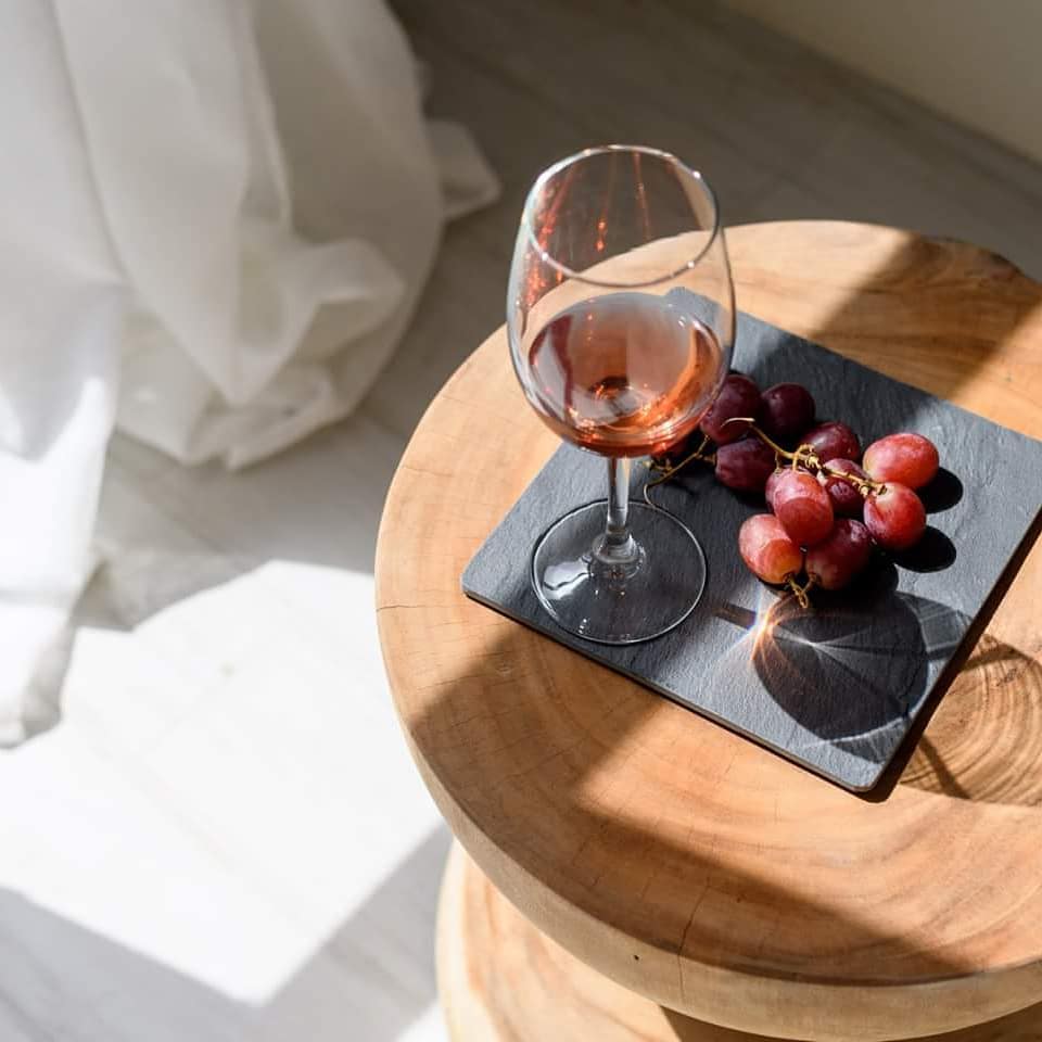Enjoy every moment of your holiday with a good wine 👌
#santorini #summer #redwine #aegeeis