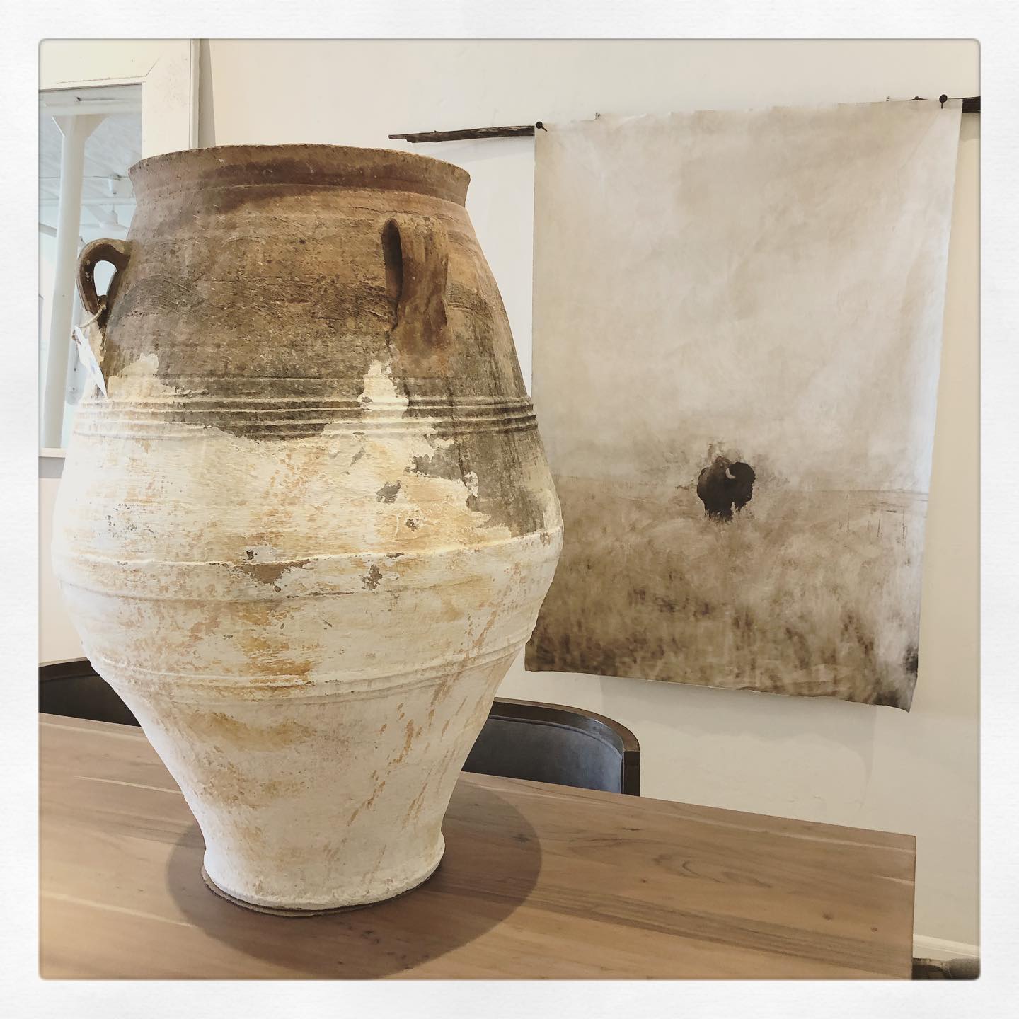 Beautiful clean lines in combination with organic details create a unique space.
.
.
.
#leukbijhermas #collinwood #art #decoration #perfection #organic #uniquespace