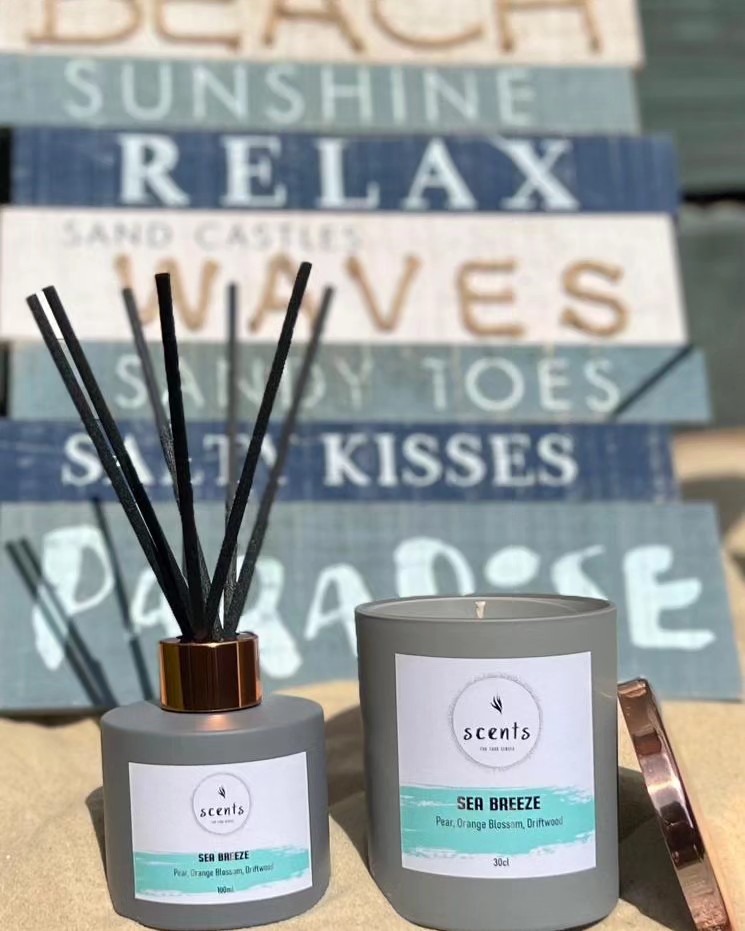 **New Fragrance**
Sea Breeze
Imagine a windswept beach, salty rock pools and the smell of fresh algae! Dive into your seaside holiday memories of the past with this stunning coastal fragrance.
This marine scent opens with notes of sparkling lemon and hints of pear and bergamont blown over by white jasmine and orange blossom while drifting on a bed of patchouli, sun bleached driftwood and warm amber with hints of soft musk.
• 220g/30cl candle in a matt grey glass vessel finished with a rose gold lid.
• 100ml karen reed diffuser in matt grey finished with a rose gold lid.
• 7 black fibre diffuser sticks