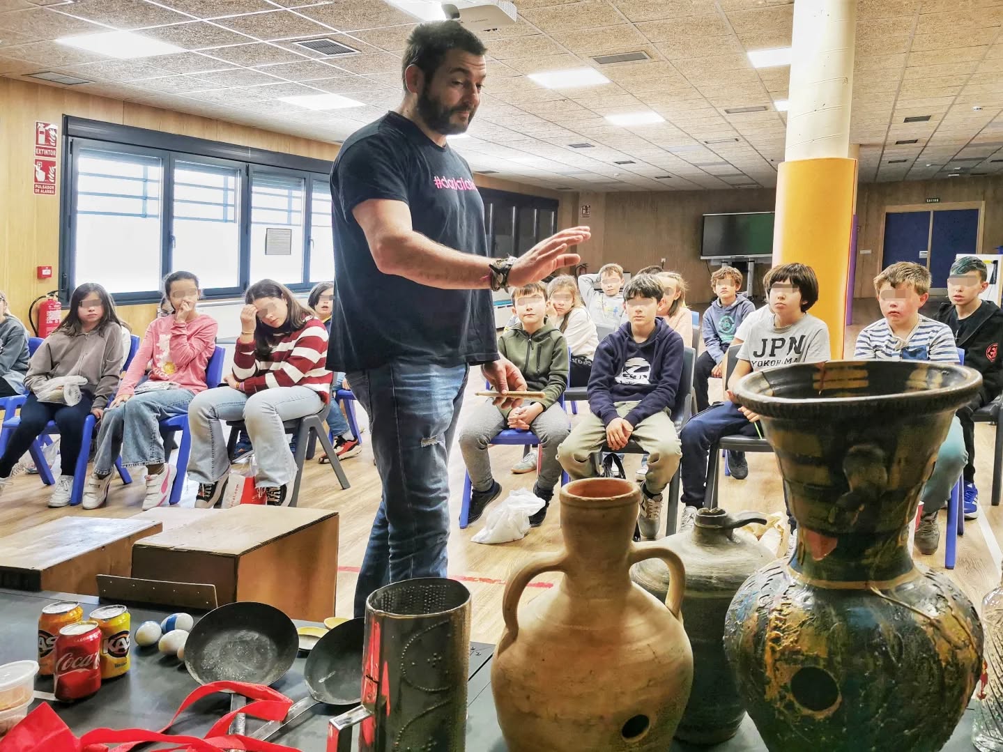 Hemos empezado con los 17 talleres de construcción de #instrumentosreciclados #darlalata que realizaremos por los coles de Soria. Dentro de la campaña de #reciclaje y concienciación medioambiental que @valorizasm y el @ayuntamientodesoria llevan a cabo todos los años con l@s alumn@s de 5° de primaria. Hoy ha sido el turno del @ceipinfantesdelara
#musica #reciclajecreativo