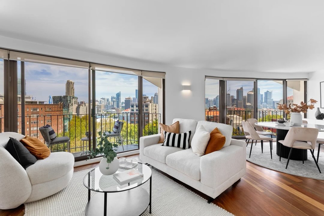 Just bought, Elizabeth Bay. Hugh and I are thrilled to have secured a stunning apartment in Gazebo Tower for our interstate clients. With iconic, sweeping views from Paddington to the CBD and Harbour Bridge, it’s a truly special outlook — day and night. A wonderful base for them to enjoy while in Sydney. Delighted to have made it happen.
#pottspoint #elizabethbay