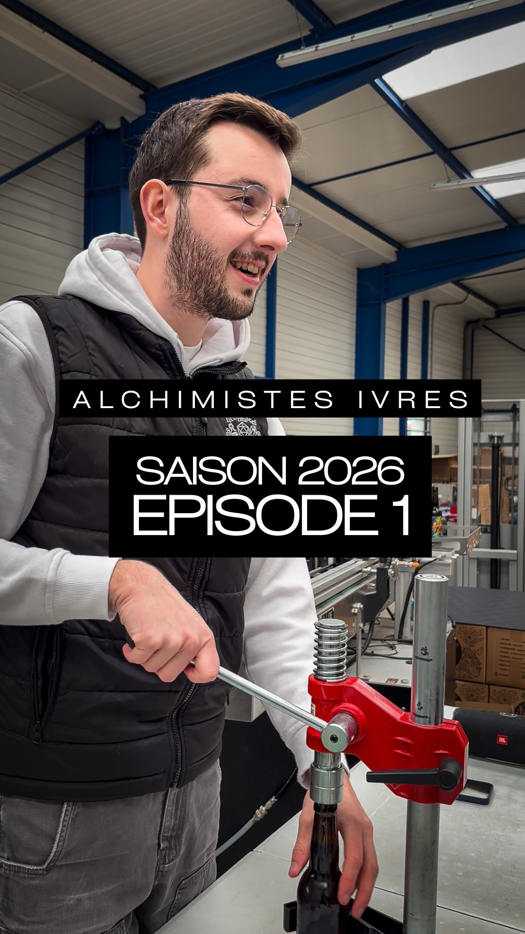 Saison 2026, Épisode 1 ❄️🍻
Neige devant la brasserie, collab chez @thepiggybrew (8h de route, mais accueil royal), TTO à @lafaillenancy , dernière bouteille avec KODEX (Sweet Stout 8%), adieu à l’ancien matos parti vivre une nouvelle aventure, TTO à l’ @uzine.bar , deux salons dans le Finistère… et gros ménage final.
La V2 se prépare en coulisses : nouvelle gamme, canettes, nouvelle salle de brassage.
On passe au niveau 2. ⚙️✨🤙
L’abus d’alcool est dangereux pour la santé, à consommer avec modération.
#alchimistesivres #craftbeerfr #tto #taverne #jdr
