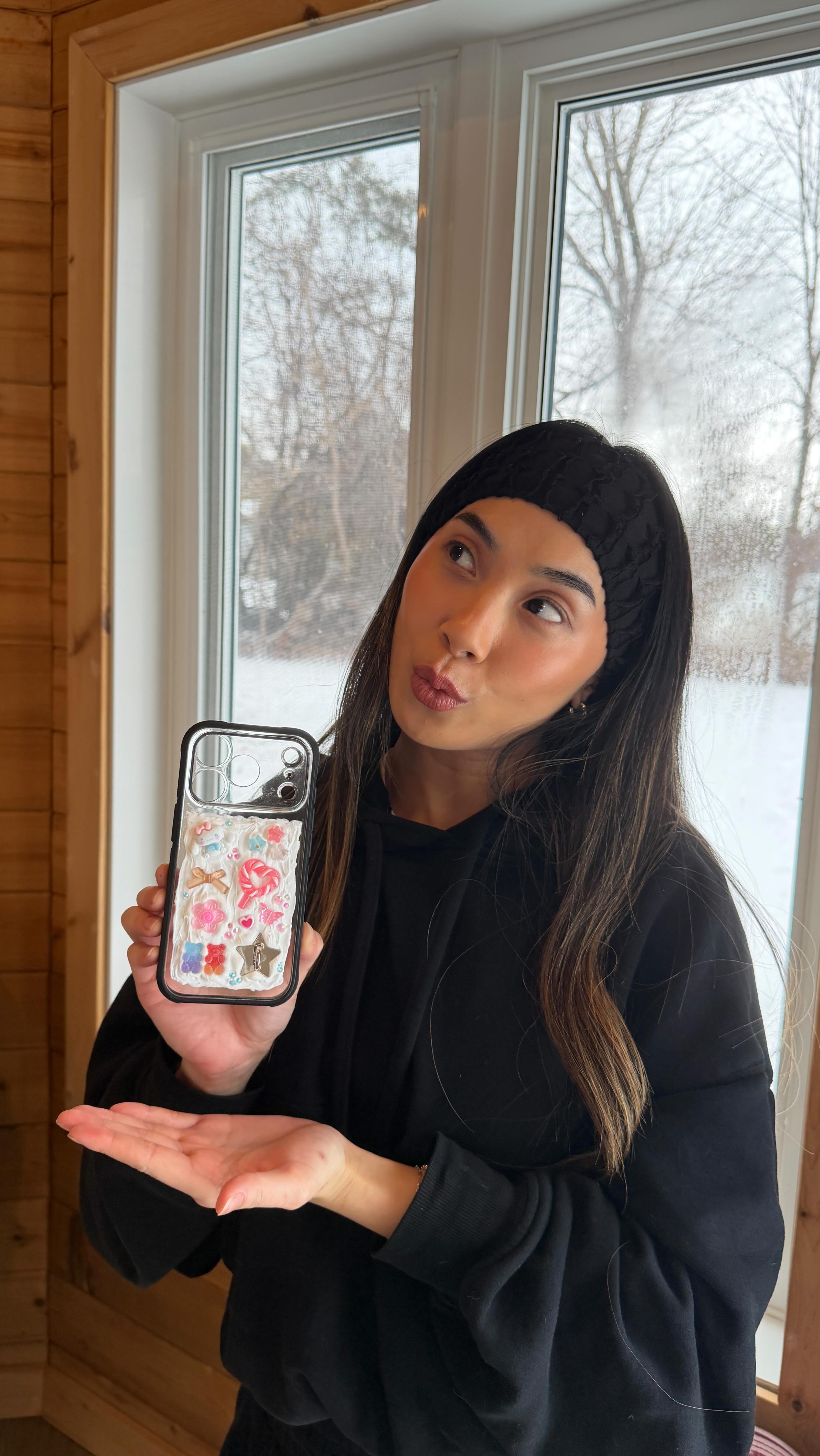 Made a boring phone case 10x less boring with decoden & charms! 🤭🌸✨🎀 This was so fun to create and I can’t wait to introduce this workshop to everyone! 🤍
#ottawaevents #workshop #bedazzled #decodenphonecase #craftnight