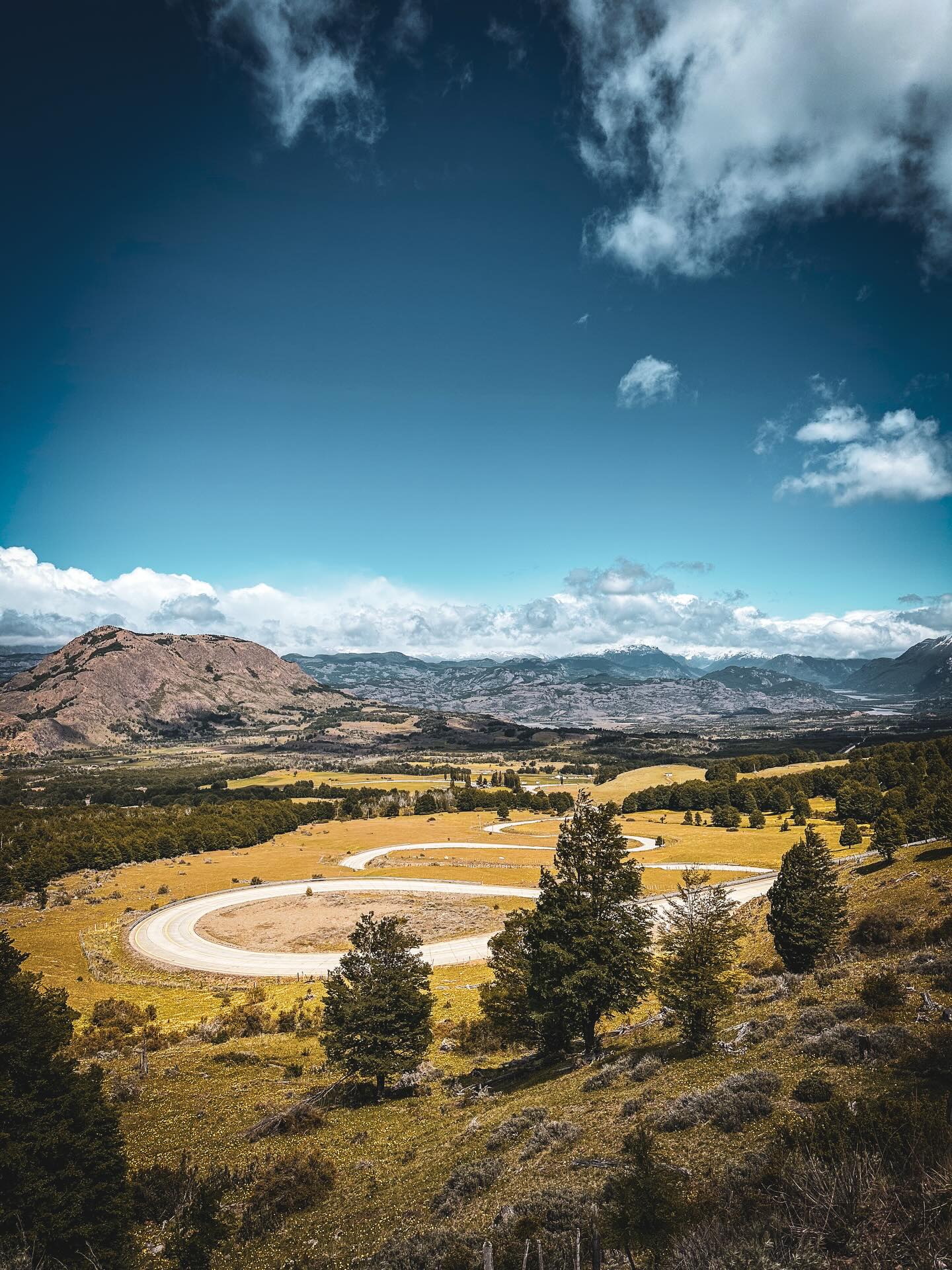 Latestagram… (sorry, we are behind on social media postings because we were on the bikes 😬😁🙈)
🏍️ Explorers Beta Ride – Day 7
Seis Lagunas ➝ Villa Río Tranquilo
Today we rode south from the remote beauty of Seis Lagunas, leaving the quiet mountain lakes behind and diving deeper into the wild landscapes of Patagonia.
The road delivered everything the Carretera Austral is famous for — winding sections through dense forest, stretches of gravel, rivers cutting through the valleys and endless views of the Patagonian Andes. A perfect playground for our vintage Royal Enfields.
Dust on the boots, wind in the face and that constant feeling of riding at the edge of the world.
By the afternoon the deep turquoise waters of Lago General Carrera appeared in front of us. Following its shoreline we rolled into Villa Río Tranquilo, a tiny frontier town surrounded by glaciers, mountains and the legendary Marble Caves.
Engines cooled. Helmets came off.
Cold beers appeared.
Another day of the Explorers Beta Ride in the books — riding, discovering and shaping the adventures of tomorrow.
Ride Wild. 🏍️🌎
#WildTracksMoto #ExplorersClub #BetaRides #CarreteraAustral #PatagoniaByMotorcycle RoyalEnfield VintageAdventure RideWild