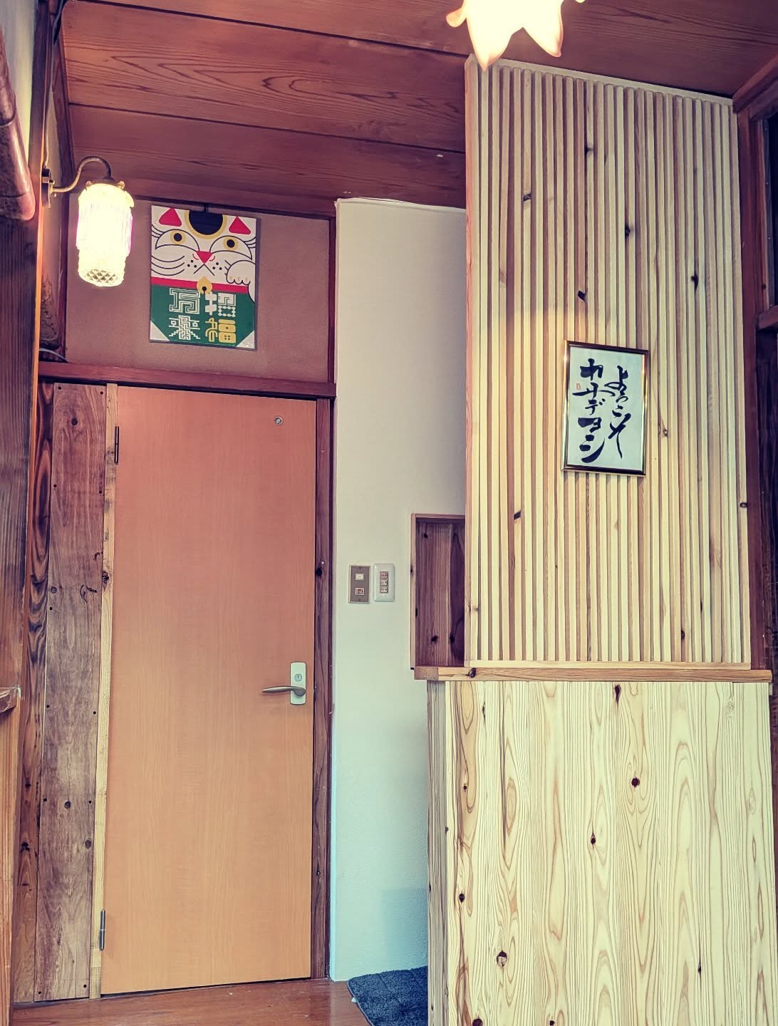 我在別館玄關做了一面格子牆,整體氛圍變得更有感覺了。
別館の玄関に格子壁作りました。少し雰囲気が良くなりましたね。