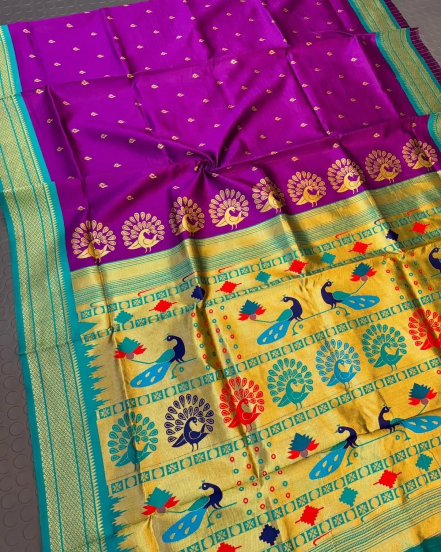 Kadiyal Semi Silk Paithani.
Price: 2249/-
Shop on our website!
Fabric- Tana Silk Rich Pallu
butta - Regular Butta
Blouse- Controus Blouse
A beautiful semi-silk saree with golden zari work and an elegant border. The saree features an intricate peacock design and is perfect for special occasions.
Wholesale Price Retail Qty
.
.
.
#mhh #SareeLove #paithanisaree #HandloomRevival #handloomsaree #silksaree #SilkSareeCollection #kadiyalpaithani #paithani #SareeEnthusiast