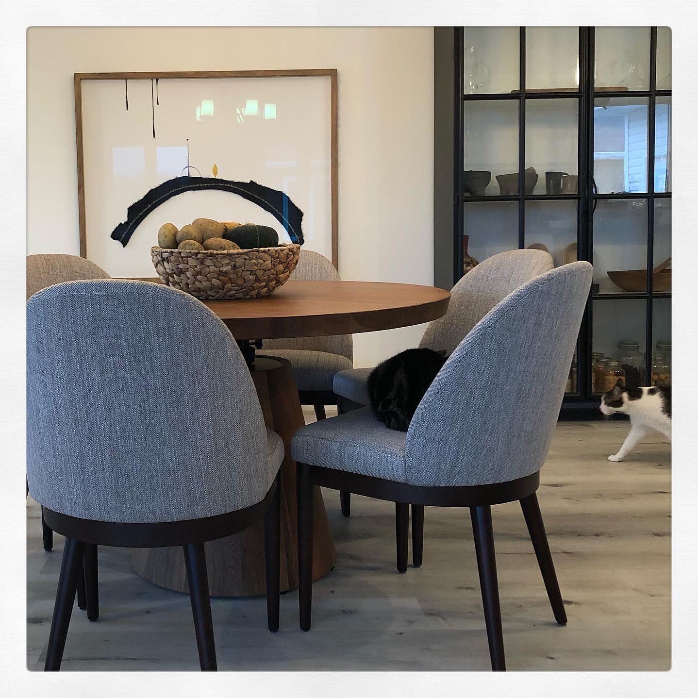 Turning a house into a home can be a challenging task. Adding the right furniture and art pieces can create the perfect atmosphere, both in aesthetic and comfort.
•
•
#newbuild #cb2 #design #homedesign #interiordesign #library #comfort @rethinkyourspacecanada