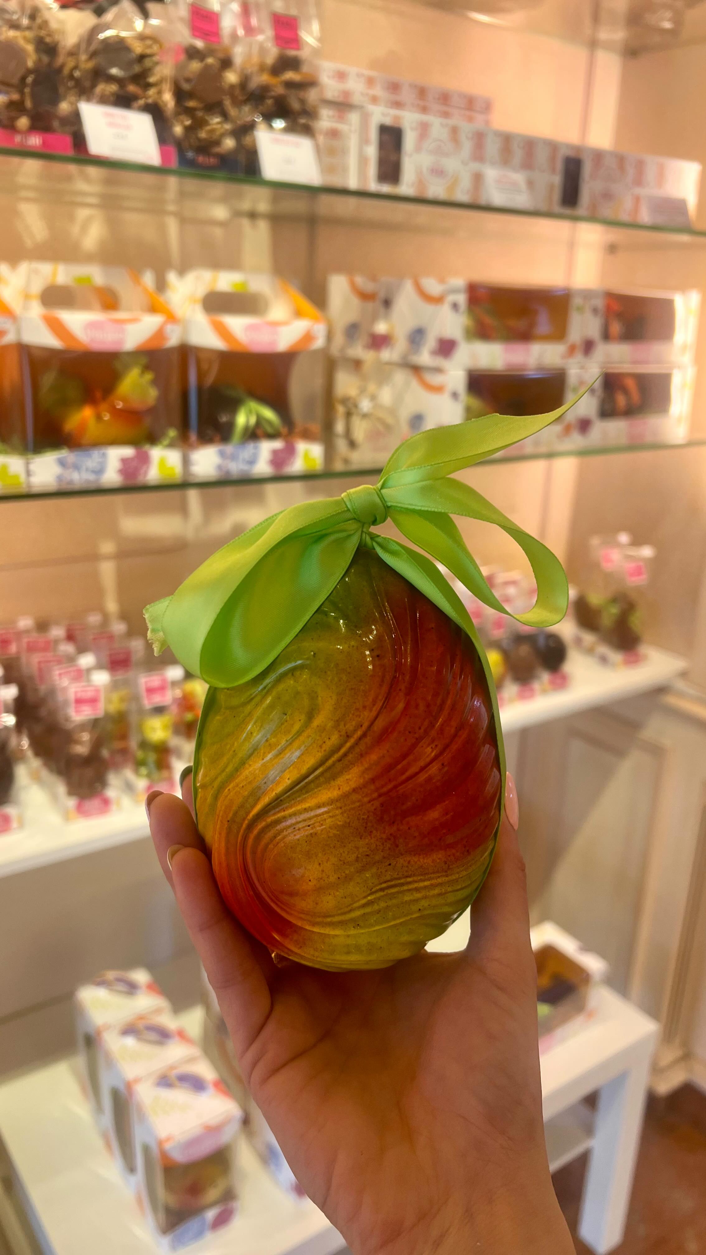 🐣🍫 Les moulages de Pâques colorés sont arrivés en boutique !
De superbes créations réalisées par nos chocolatiers 🎨👨🍳
La couleur n’est pas du chocolat blanc : c’est une fine couche de beurre de cacao appliquée avant le moulage.
Nos moulages sont en chocolat au lait ou chocolat noir… et garnis de délicieuse friture pralinée pour encore plus de gourmandise ! 🐟🥚✨
📩 Pensez à commander, il n’y en aura pas pour tout le monde !
#roannaistourisme #valrhona #roanne #chocolat #moulage