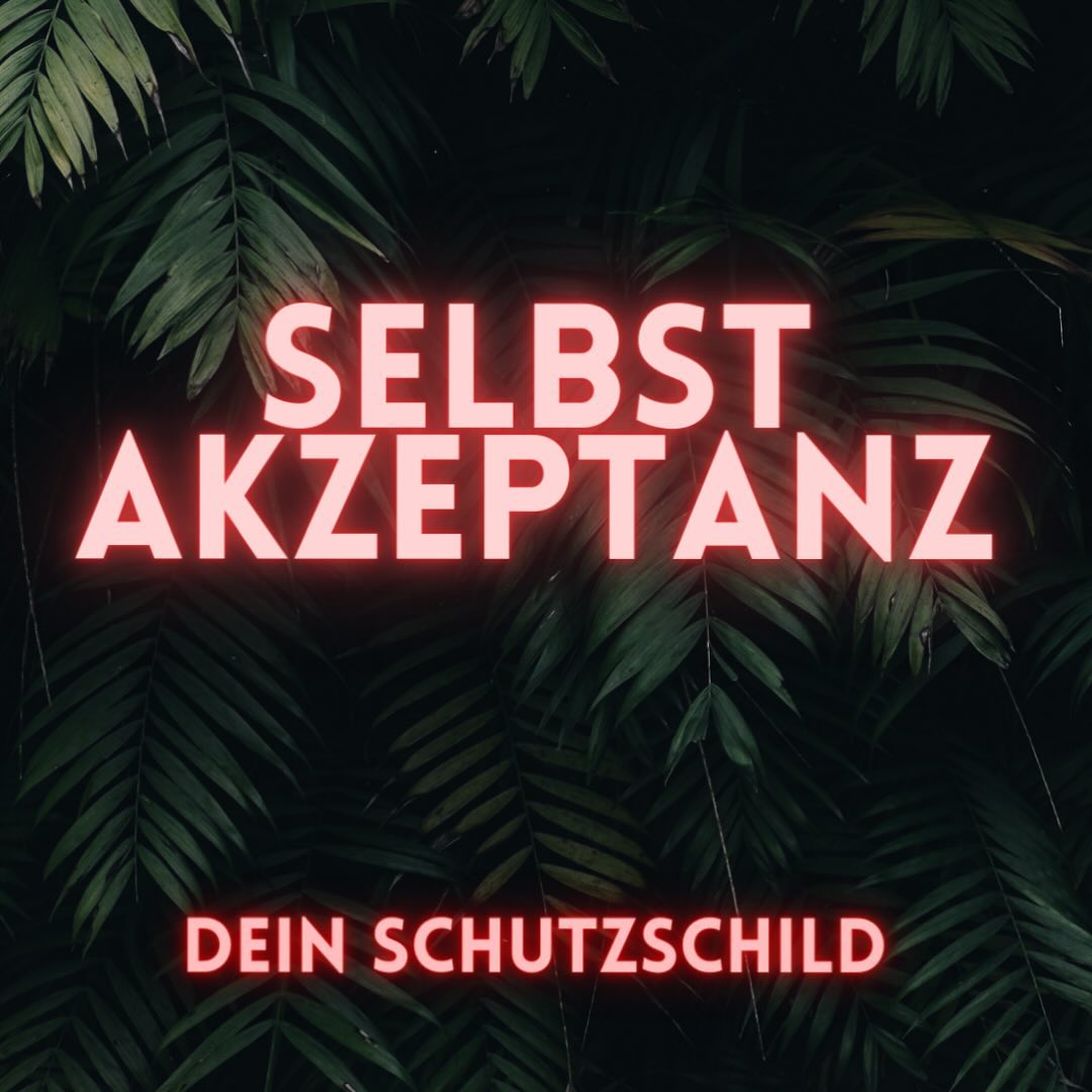 Der Selbstwert setzt sich aus verschiedenen Komponenten zusammen.
Ein wesentlicher Aspekt ist die Selbstakzeptanz.
Es beschreibt deine bedingungslose Annahme von dir selbst.
Das Gute, das Schlechte und alles dazwischen. Es bedeutet, dass du alle Teile von dir anerkennst und schätzt, nicht nur die, die gesellschaftlich als “gut” oder “erfolgreich” angesehen werden.
Ich spreche NICHT davon, dass du deine Schwächen und Fehler bedingungslos lieben musst, sondern akzeptieren, dass sie Teil von dir sind. Du musst dich nicht für deine Schwächen feiern. Du musst sie nicht mal mögen. Sondern sie einfach nur akzeptieren.
Selbstakzeptanz ist ein ganzheitlicher Ansatz, der dir ermöglicht, dich selbst in deinem vollen Umfang zu sehen und zu schätzen.
Die gute Nachricht: Selbstakzeptanz ist wie ein Muskel, den du trainieren kannst. Es gibt viele Wege, diesen Muskel zu stärken. Wie? Swipe nach links ⬅️
Selbstakzeptanz ist wie ein Schutzschild für deine Psyche.
Es stärkt dein Selbstvertrauen und macht dich widerstandsfähiger gegenüber Kritik und Rückschlägen.
Forschungen zeigen, dass ein hohes Maß an Selbstakzeptanz mit verbessertem psychischen Wohlbefinden verbunden ist. Es ist auch ein wichtiger Faktor für Resilienz, also die Fähigkeit, mit Herausforderungen und Stress umzugehen.
#Selbstwert #Selbstakzeptanz #personalgrowth #personaldevelopment