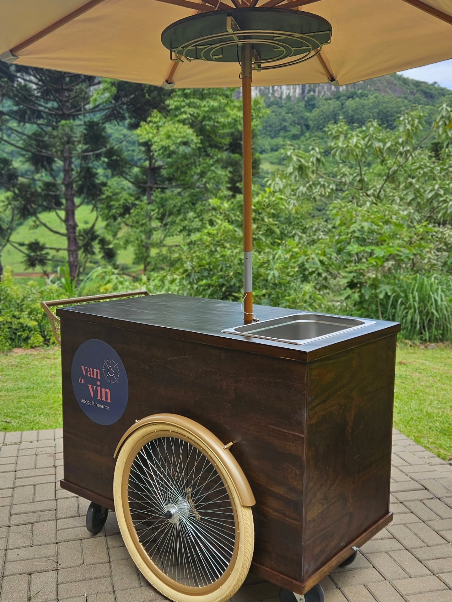 🍷 Carrinho para Vinhos e Espumantes, diretamente da Serra Gaúcha com entrega para qualquer lugar do Brasil!
Uma verdadeira estação de experiência: possui bancada de 120x65cm com champanheira de inox embutida e ombrelone com suporte aéreo para taças, oferencendo design que vai muito além da funcionalidade.
Modelo desmontável, sem a necessidade de ferramentas para montagem.
🚚 Além disso, pode ser entregue para todo o Brasil.
Uma excelente opção para quem busca mobilidade e diferenciação imediatamente percebida pelo cliente para crescer o seu negócio.
📩 Quer receber o oçamento completo ou falar com a gente? Comenta aqui em baixo orçamento que vamos te enviar!
#carrinhoparavinhos #carrinhoparaespumantes #estacaodeexperiencia