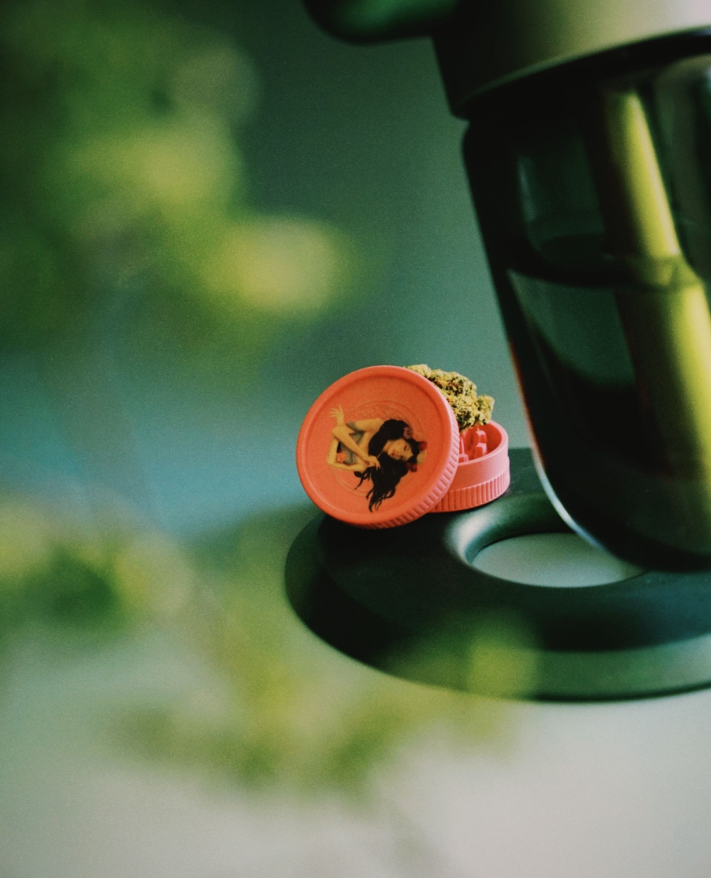 Clean grind, good vibes. The Kade Grinder is a small detail that makes every session better.
Available in: grey, pink, purple, o range, black, green, white
#DeKadeVibes #DeKadeGrinder #SessionEssentials #GoodEnergyOnly #AmsterdamLifestyle #ChillSessions #KadeStyle