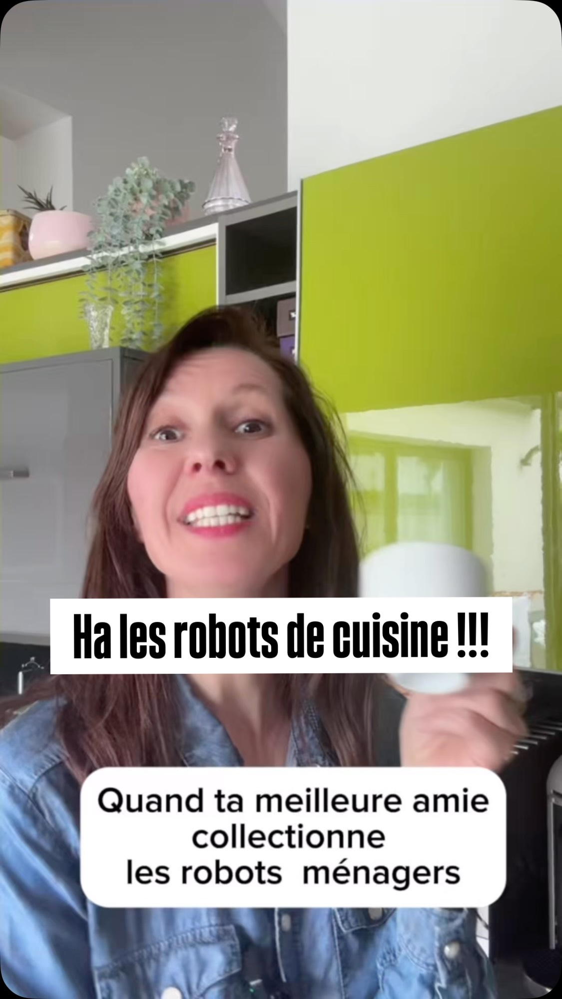 Les robots de cuisine ont envahis ton plan de travail ou tes placards et pourtant tu tâen sers peu ou pas du tout
NâhĂ©site pas Ă tĂ©moigner ou Ă partager si tu connais une personne concernĂ©e par trop de robots .
lâhumour permet de passer des messages subtilementđ€Ł
Tâen ai oĂč de ton cotĂ© « team robots » ou team « casserole for ever »
HĂąte de te lire
Sandra
#homeorganizer #cuisine #organisationmaison #sketch #humour