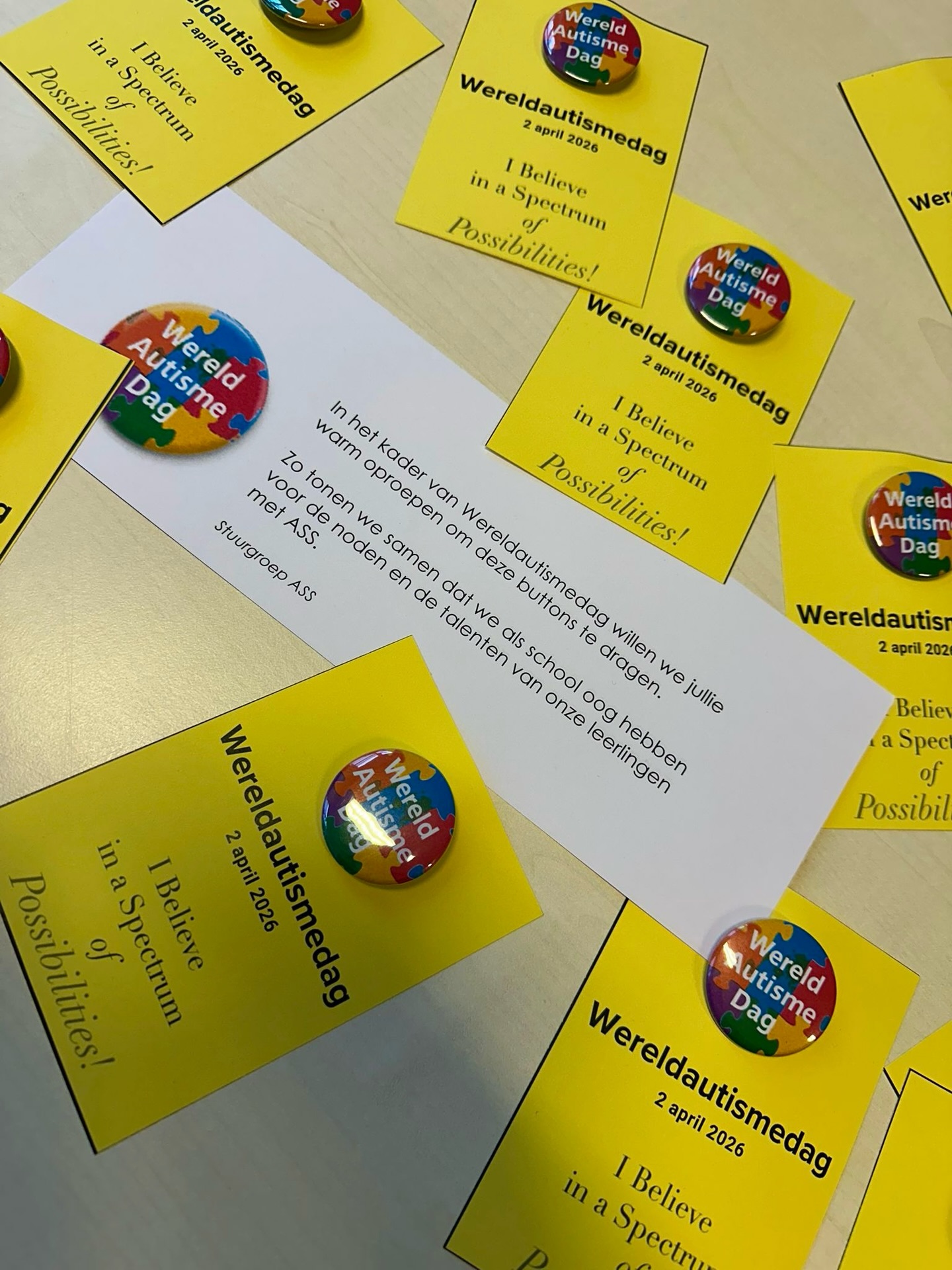 Vandaag is het Wereld Autisme Dag. Op school dragen de leerkrachten met trots buttons, als teken van begrip, respect en verbondenheid. Samen maken we het verschil!❤️🧩