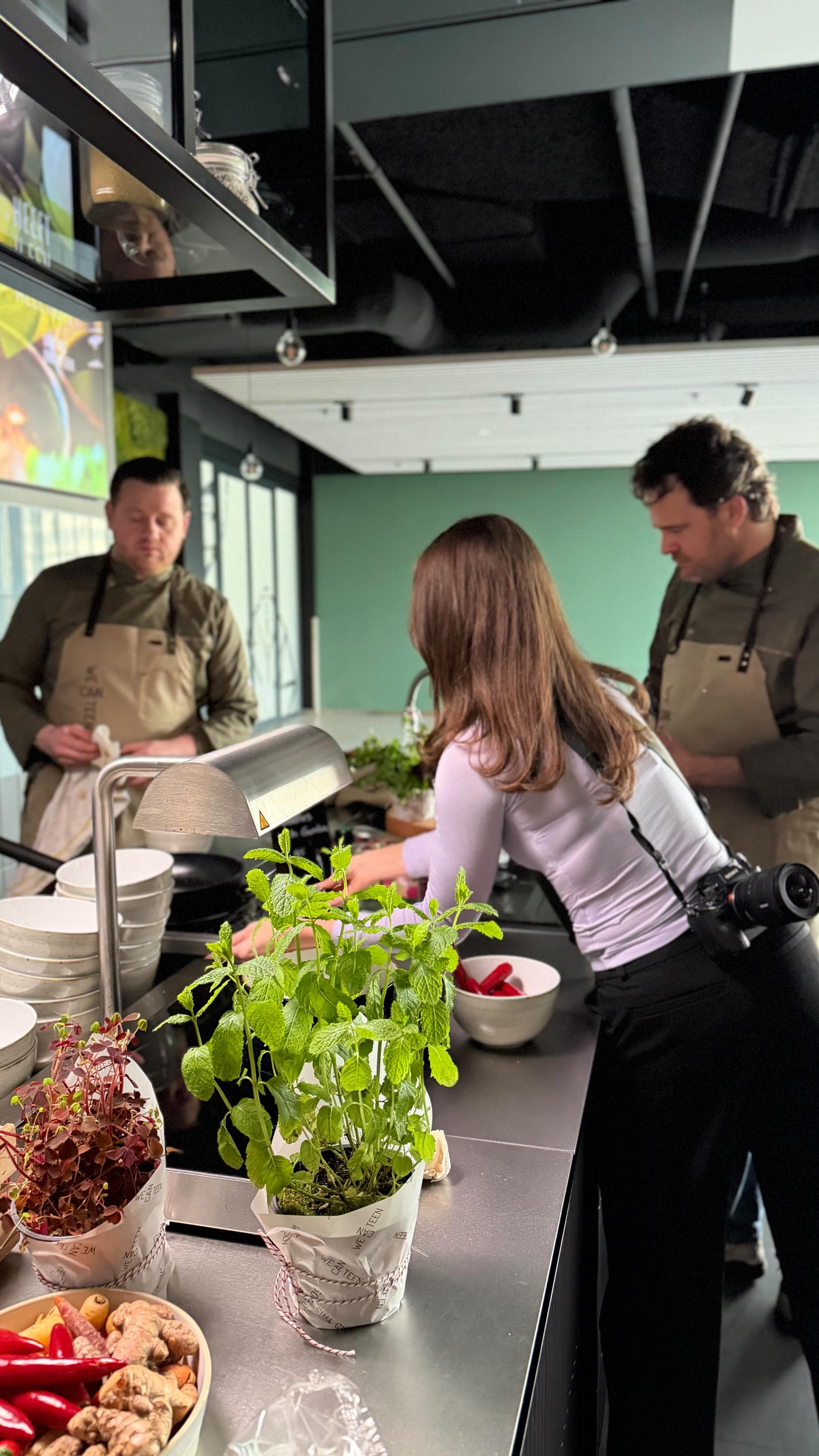 We shoot our food because it looks so good.
Een sneak peek van de photoshoot van ons white label concept Clay, op locatie At The Park - Rijswijk.
Geen enkele locatie is hetzelfde: van branding en menu tot styling, alles is afgestemd op de smaak en behoeften van de lokale gast.
Trots op wat we samen neerzetten en dit is nog maar het begin.
📸: @ninaslagmolen
#wecanteen #bedrijfscatering #Clay #food #photoshoot
We Canteen is onderdeel van @db_the_facility_group