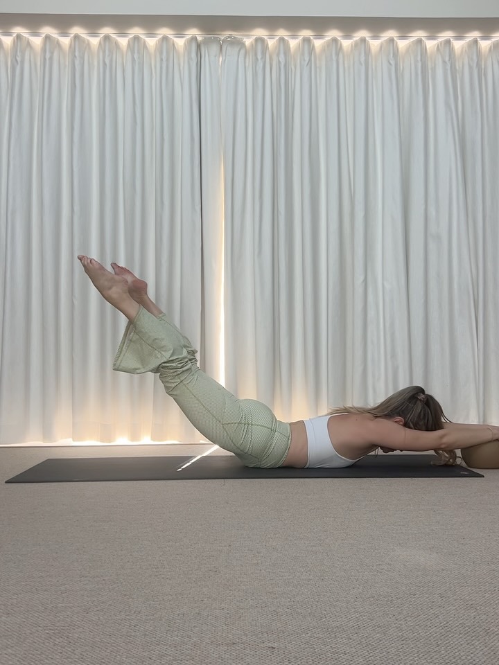 Five favourite ways to add the small ball to traditional Pilates exercises (that are actually worthwhile).
🦢 Swan Dive with the ball gets you going when you might otherwise feel less swan and more plank 😆
❌ Criss Cross with the ball keeps you honest, cheating is impossible!
⚽️ Rolling Like A Ball it leaves you no option but to nail it! No shortcuts allowed!
⭕️ Leg Circles gives great feedback as to how much hula-ing your trunk is doing 💁🏼♀️
🦵🏽Single Leg Kick gives the upper body real purpose rather than failing your legs and hoping for the best 🤷🏼♀️
#pilates #pilatesworkout #pilatesmatwork
Ball by @reformerloops
