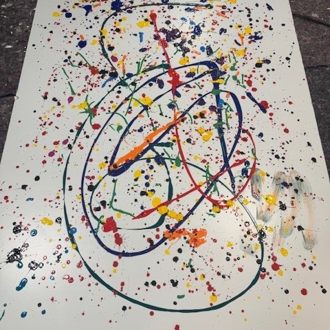 Nye kontorer betyr mange fine vegger som kan brukes til pynt!
Forrige uke hadde vi en kreativ kveld på Bergenskontoret, med masse farger, lerret og pensler. Det var utrolig gøy å samarbeide med kollegaene våre og lage kunst som nå skal pryde fellesområdene i lokalene våre.
Vi rundet av kvelden med deilig mat og drikke – og kunne gå hjem godt fornøyde med oss selv.
God påske til alle våre konsulter og kunder!🐣