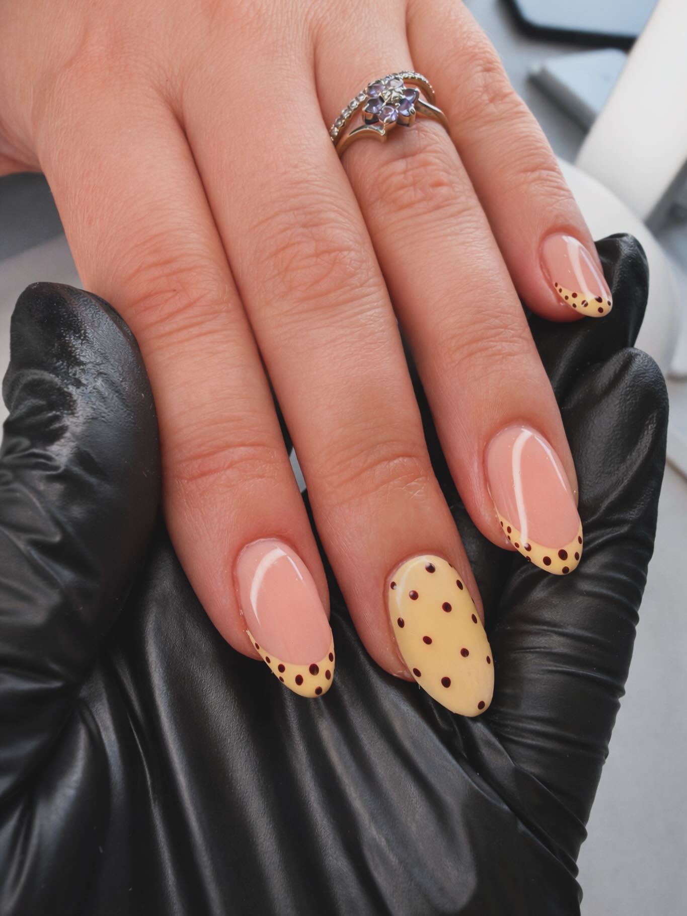 💛 Dreamy Easter nails for @jesshrevis 💛