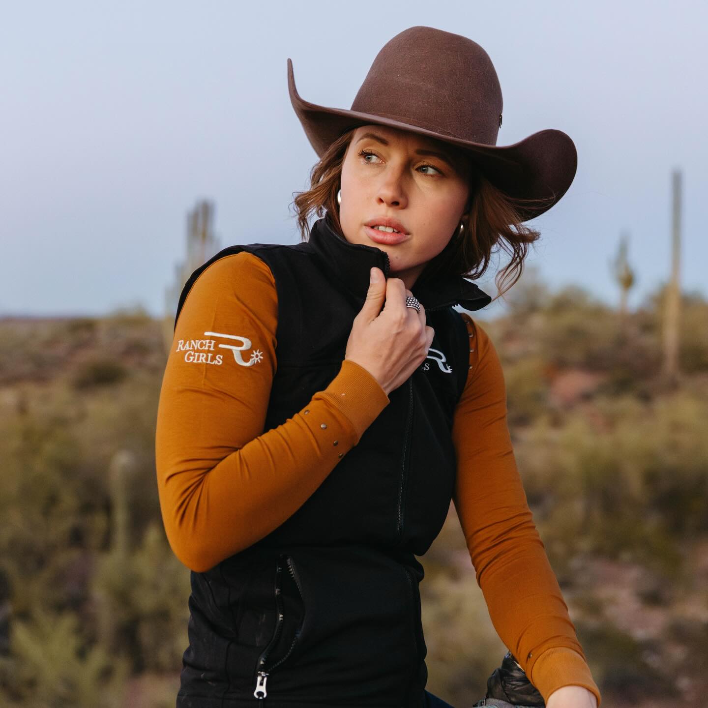 Hard to find the right words for this beautiful capture by photographer @kassipine and @samanthawootton_
Hard to find the right words for this beautiful picture by Photographer @kassipine and @samanthawootton_
Sam is showcasing Longsleeve Monica’ - cinnamon
and tailored Softshell Vest Tess’ - black
Choose Ranch Girls to stand out of the crowd.