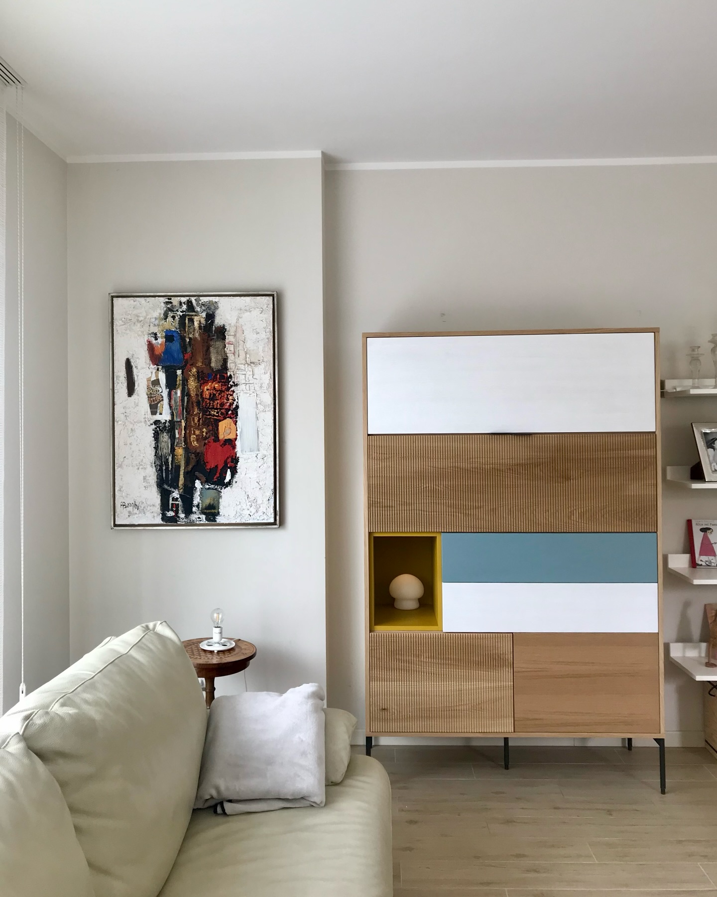 Questa credenza moderna è nata dalla voglia di giocare con i colori, le texture dei materiali e combinarle con ante, ribalte, cassetti, vani a giorno, a creare un mobile adatto alle specifiche esigenze di chi abita la casa.
Pensata principalmente per la zona pranzo, si sviluppa in verticale, diventando la soluzione ideale per chi ha poco spazio ma non vuole rinunciare a funzionalità e stile.
Elemento distintivo: il basamento in ferro, che insieme all’equilibrio delle proporzioni definisce l’identità del progetto.
#MessoriArredamenti #arredamentosumisura #falegnameriaartigianale #designitaliano #mobilipersonalizzati