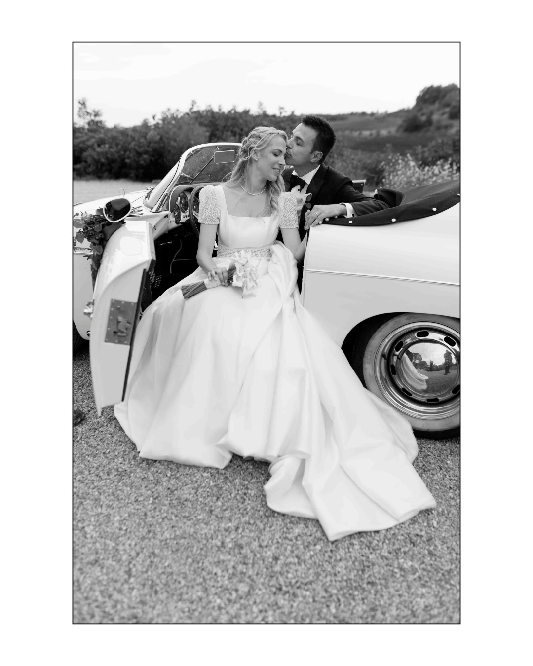 “Ma quindi fate solo foto spontanee?”
È una delle domande che ci fanno più spesso.
La verità è che il nostro reportage di matrimonio non significa lasciare tutto al caso.
Significa raccontare ciò che accade davvero… aggiungendo però anche immagini eleganti, pulite e senza tempo.
Durante il matrimonio ci muoviamo in silenzio, catturando emozioni vere, sguardi, abbracci e dettagli che spesso nemmeno vi accorgete di vivere.
Ma quando arriva il momento dei ritratti, non vi lasciamo mai soli davanti alla camera.
Vi guidiamo con naturalezza, attraverso piccoli gesti, movimenti e momenti reali, per ottenere fotografie autentiche, spontanee ed eleganti.
Niente pose rigide, Niente scene finte.
Solo voi, nella vostra versione più vera… con quell’atmosfera editoriale che rende ogni immagine senza tempo.
È proprio questo il nostro stile fotografico:
un equilibrio tra la spontaneità del reportage e l’eleganza dell’editoriale.
Perché le fotografie più belle non sono quelle perfette.
Sono quelle che vi fanno rivivere esattamente ciò che avete provato.
✨ E voi cosa amate di più in una foto di matrimonio?
L’emozione spontanea o il ritratto elegante? Scrivetecelo nei commenti.
#sposi #fotografodimatrimonio #fotoeditorial #matrimonio #weddingplanner