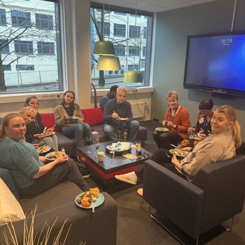 Nye kontorer betyr mange fine vegger som kan brukes til pynt!
Forrige uke hadde vi en kreativ kveld på Bergenskontoret, med masse farger, lerret og pensler. Det var utrolig gøy å samarbeide med kollegaene våre og lage kunst som nå skal pryde fellesområdene i lokalene våre.
Vi rundet av kvelden med deilig mat og drikke – og kunne gå hjem godt fornøyde med oss selv.
God påske til alle våre konsulter og kunder!🐣