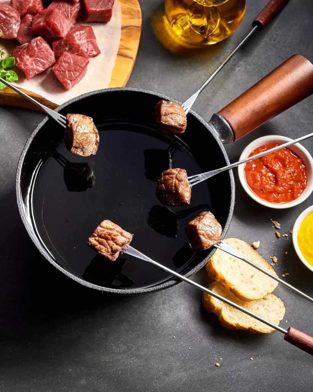 🔥 Soirée fondue bourguignonne au Tiki Shop de Concise
On se retrouve samedi 25 avril pour une nouvelle soirée en collaboration avec le Tiki Shop, autour d’un grand classique à partager.
🥩 Fondue bourguignonne
Bœuf, cheval et poulet
🥔 Garniture pommes de terre
💰 28.– par personne
Une soirée simple et conviviale, comme on les aime.
📞 Réservations directement auprès du Tiki Shop au
077 413 33 94