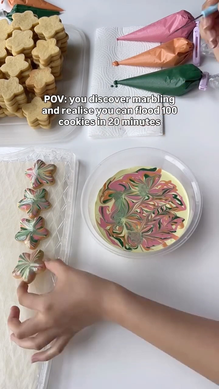 Honestly my favourite way to flood mini biccies - and how much more effective does this look than a plain background?! 🤩
TOP TIPS:
✨ Use a 8-10 second icing consistency
✨ Make sure to shake off enough excess icing!
✨ Use gel colours swirled in for a vibrant effect, or coloured icing drizzled in for a softer look