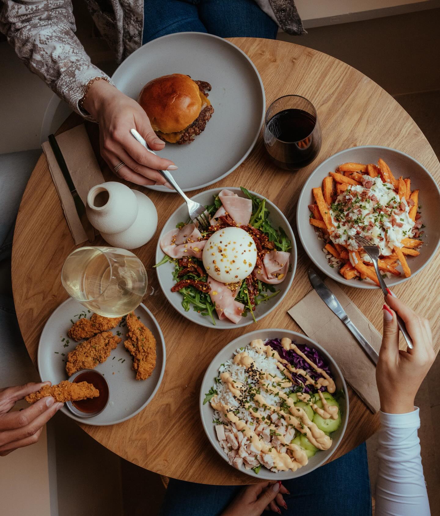 Una mesa que lo tiene TODO: crujiente, fresco, cremoso… y ese toque irresistible que te hace querer repetir. ¿Te vienes a probarlo? 😏✨
🍔 Sweet bacon
🍟 Boniato trufadas
🍗 Chicken crunchy
🍚 Chicken fit
🥗 Dream Burrata